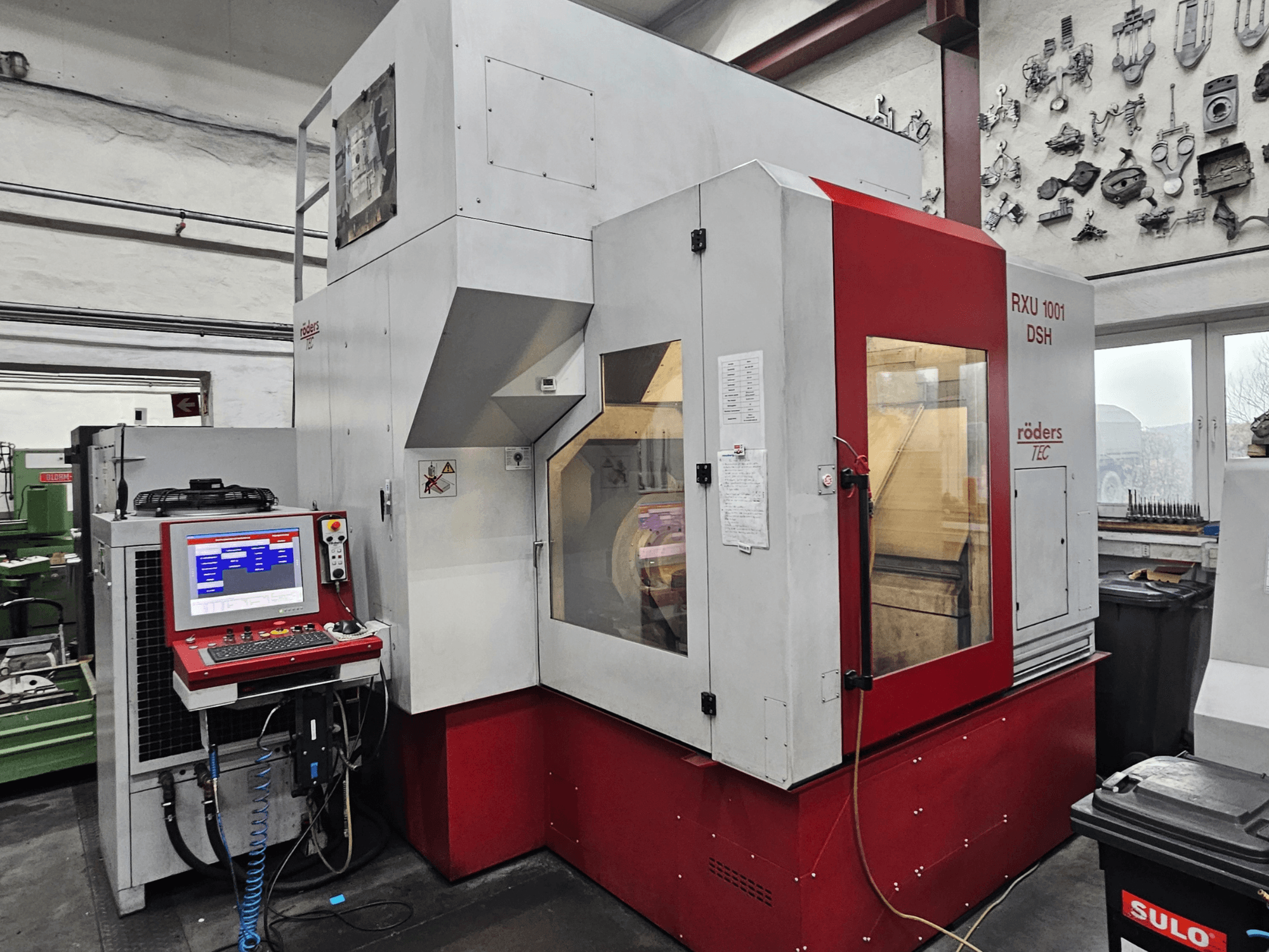 RÖDERS RXU 1001 DSH verticaal bewerkingscentrum, vooraanzicht met bedieningspaneel en machinedetails in een werkplaats.