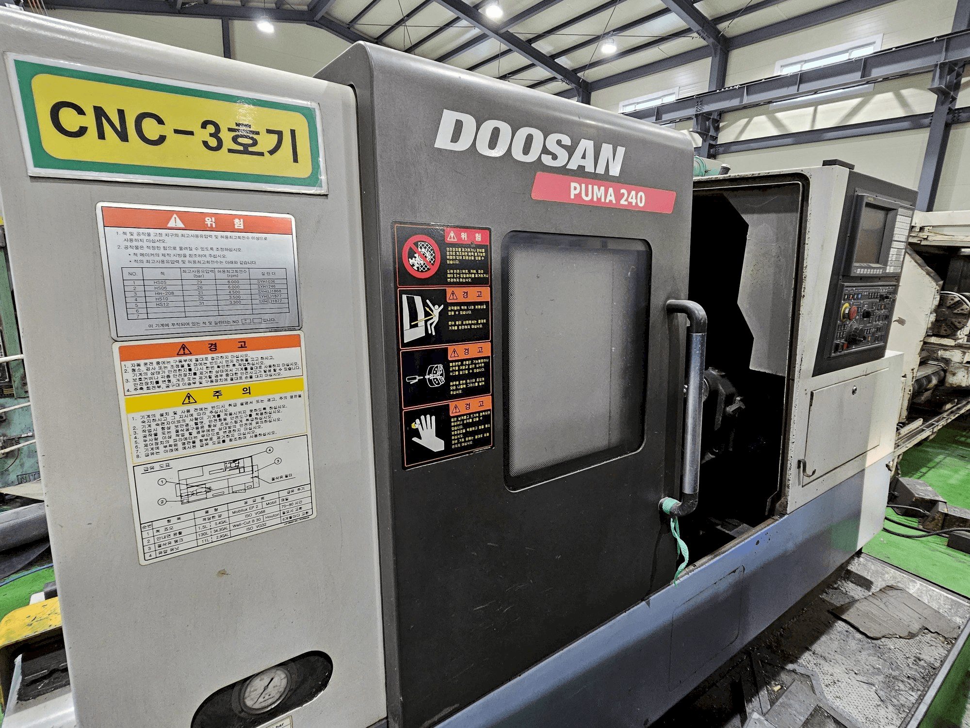 Vooraanzicht van Doosan Puma 240 machine
