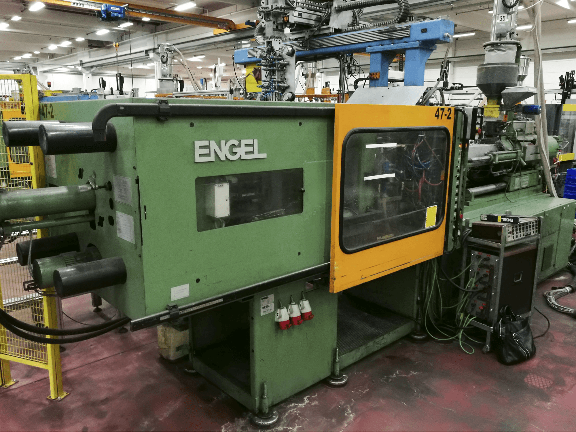 Links zicht van ENGEL ES 1300/200 machine