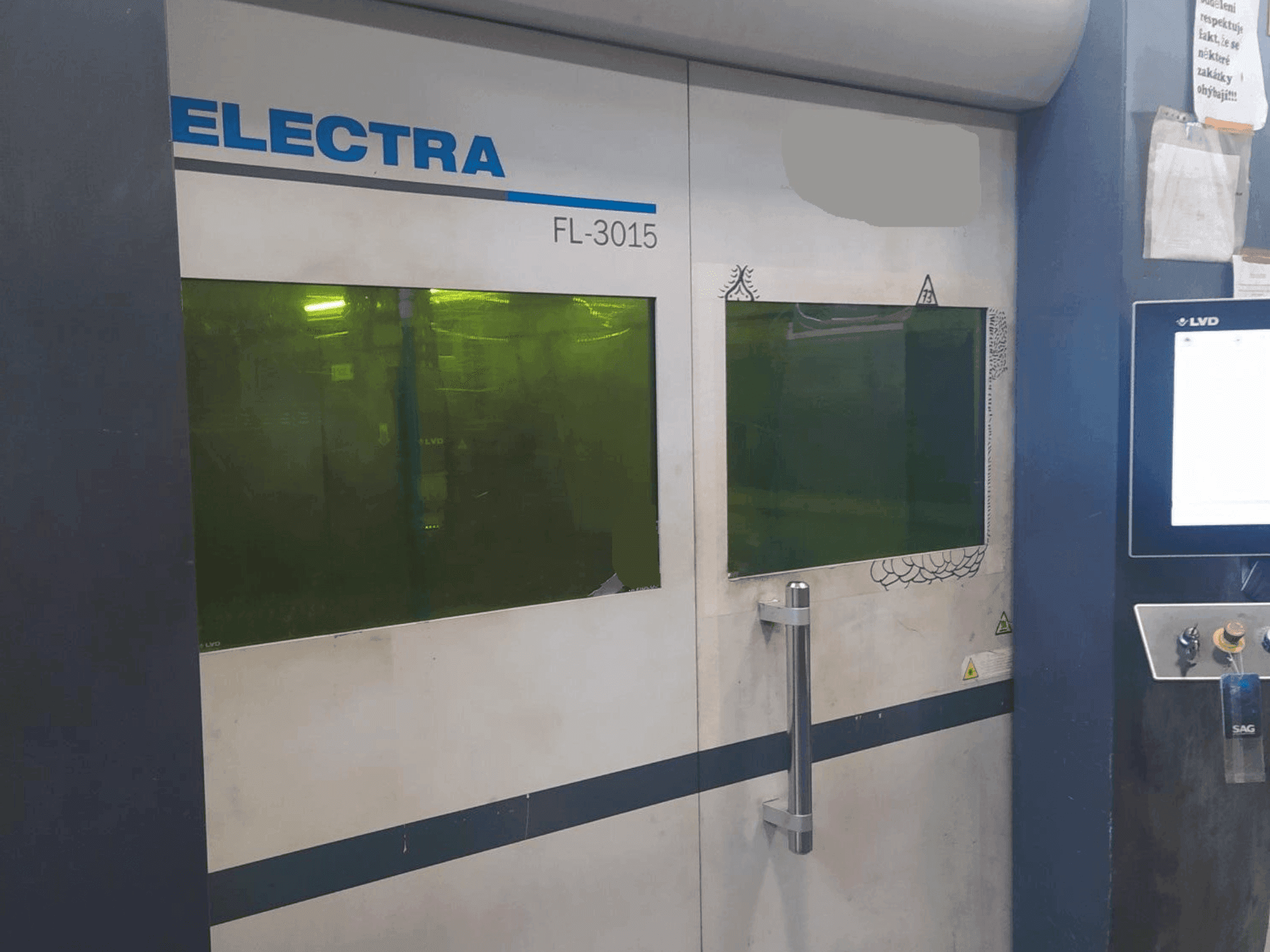 Vooraanzicht van LVD ELECTRA FL-3015 machine