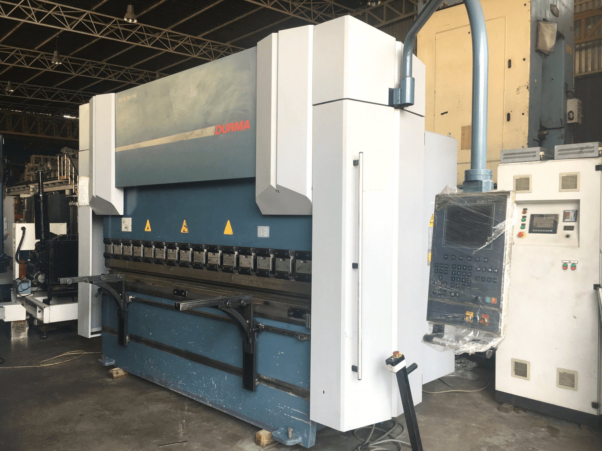 Recht aanzicht van Durma AD-S 30100 machine