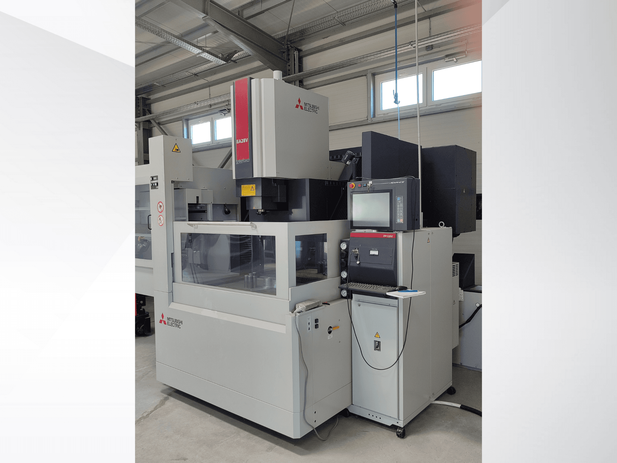 Mitsubishi Electric EA32V draadvonkmachine in zijaanzicht, met bedieningspaneel en zichtbaar werkgebied door glas.