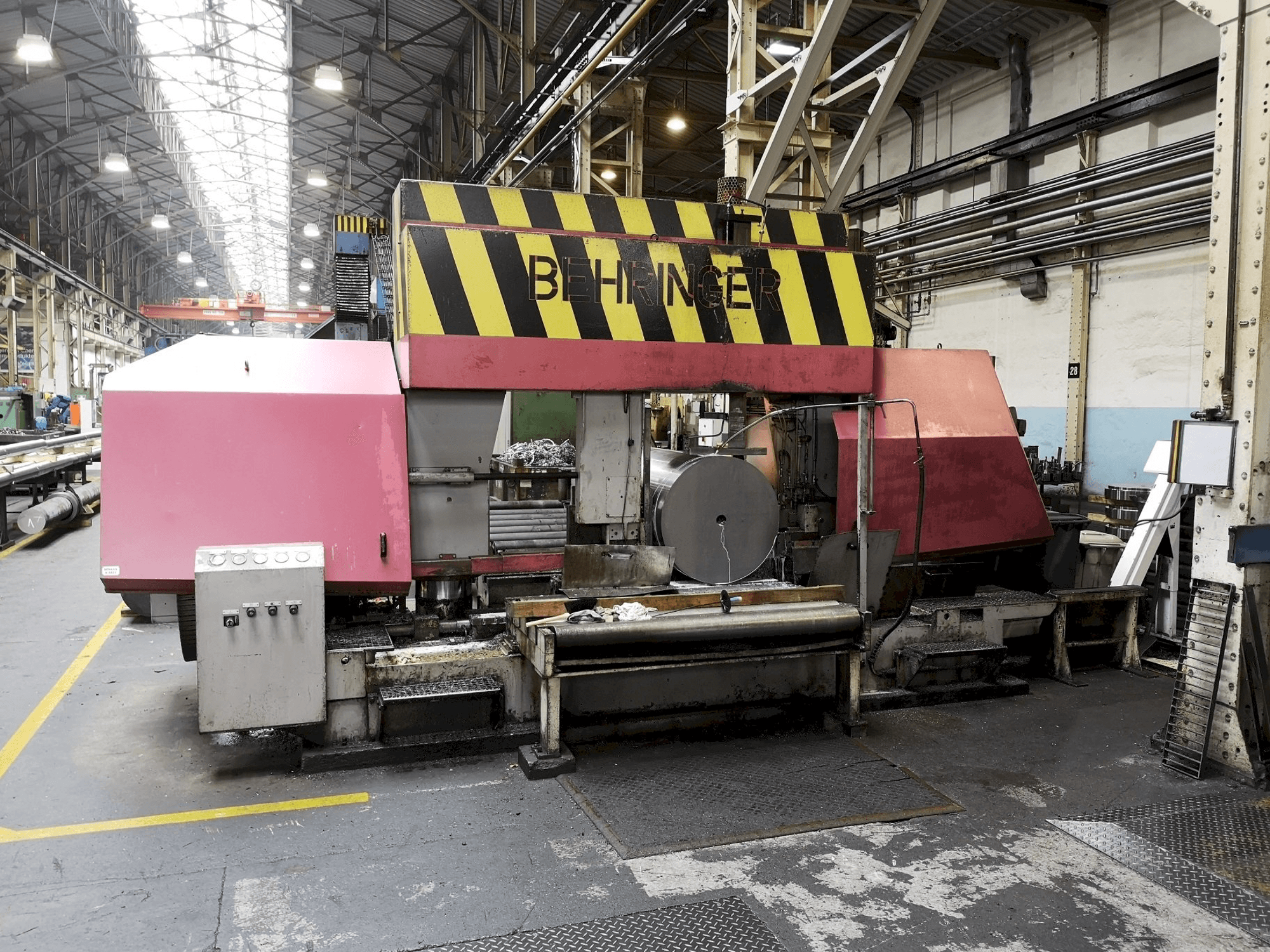 Vooraanzicht van Behringer HBP1080/1700 A/CNC machine