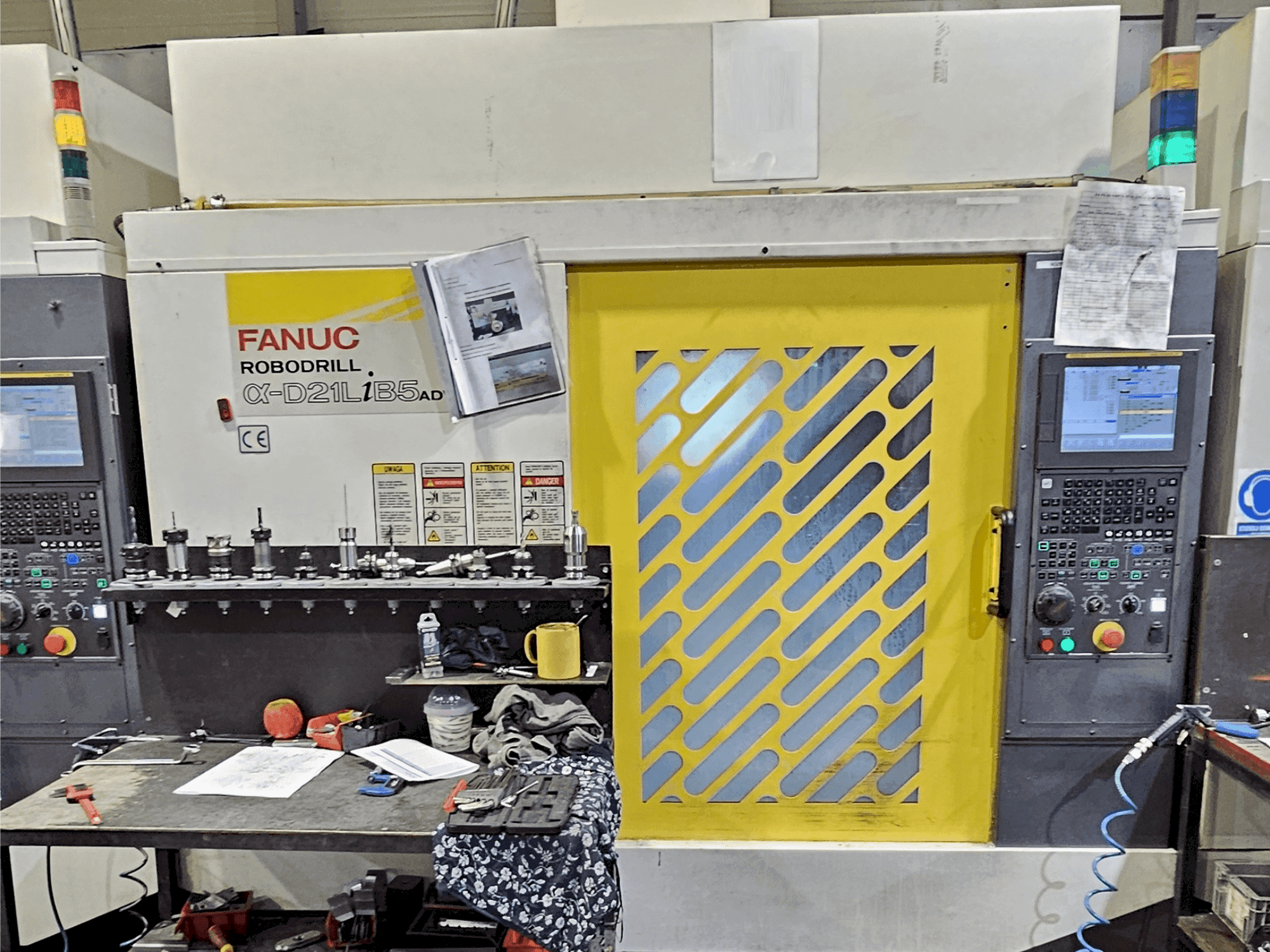 Vooraanzicht van FANUC Robodrill α-D21L iB 5 ADV machine