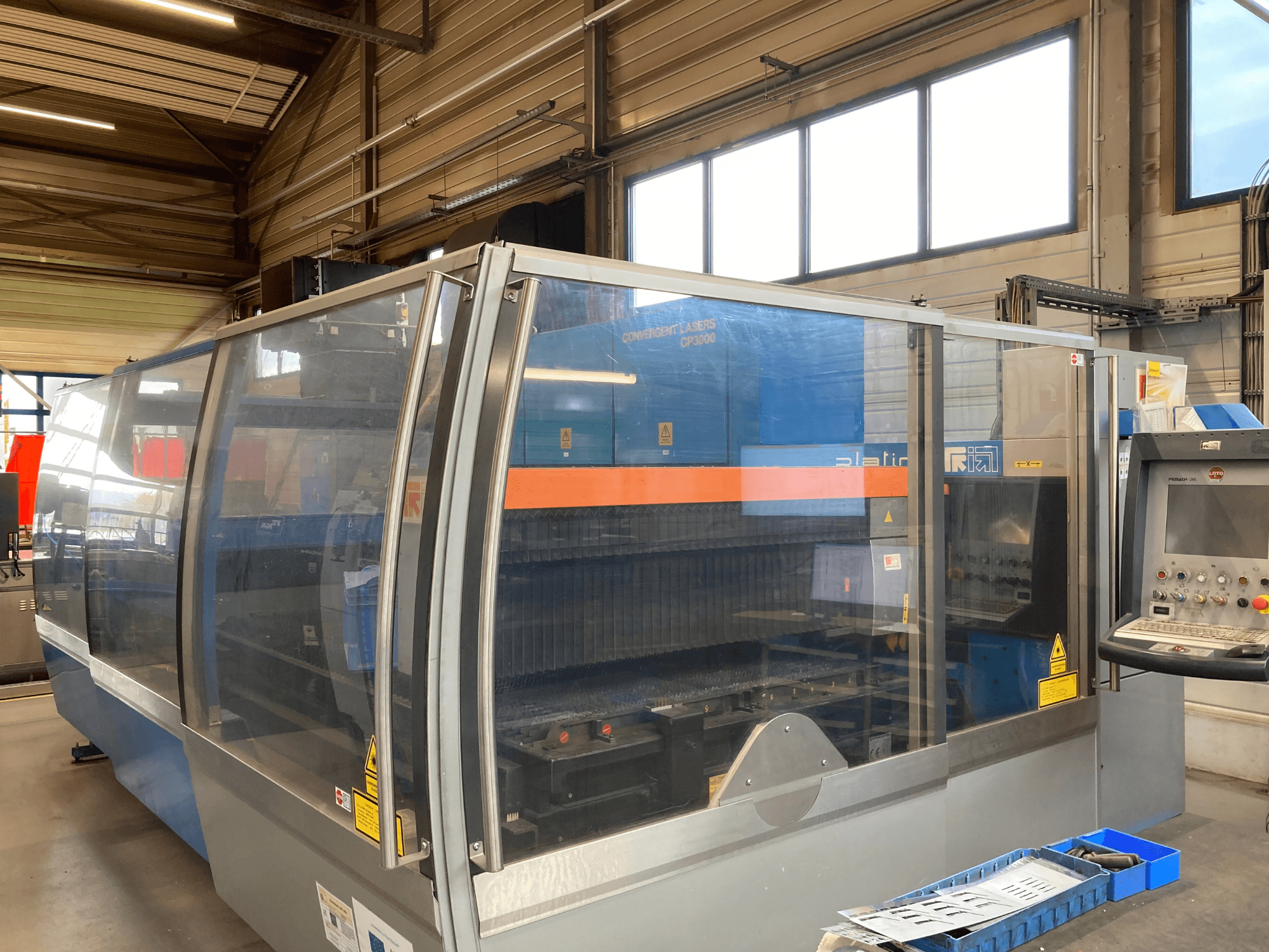 Prima Industrie Platino 1530 CO2 lasersnijmachine, vooraanzicht, met bedieningspaneel en veiligheidsfuncties zichtbaar.