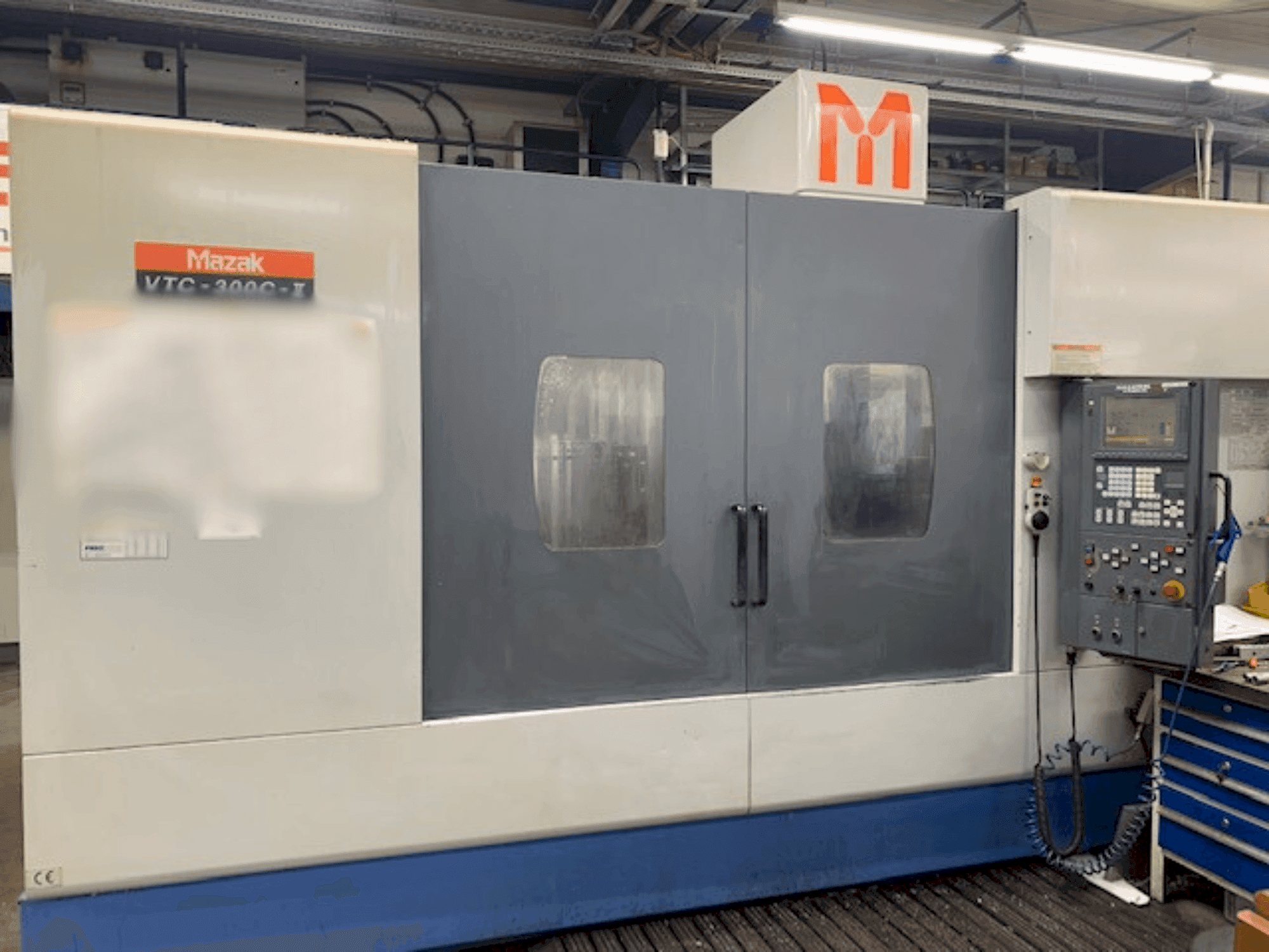 Vooraanzicht van Mazak VTC 300C II machine