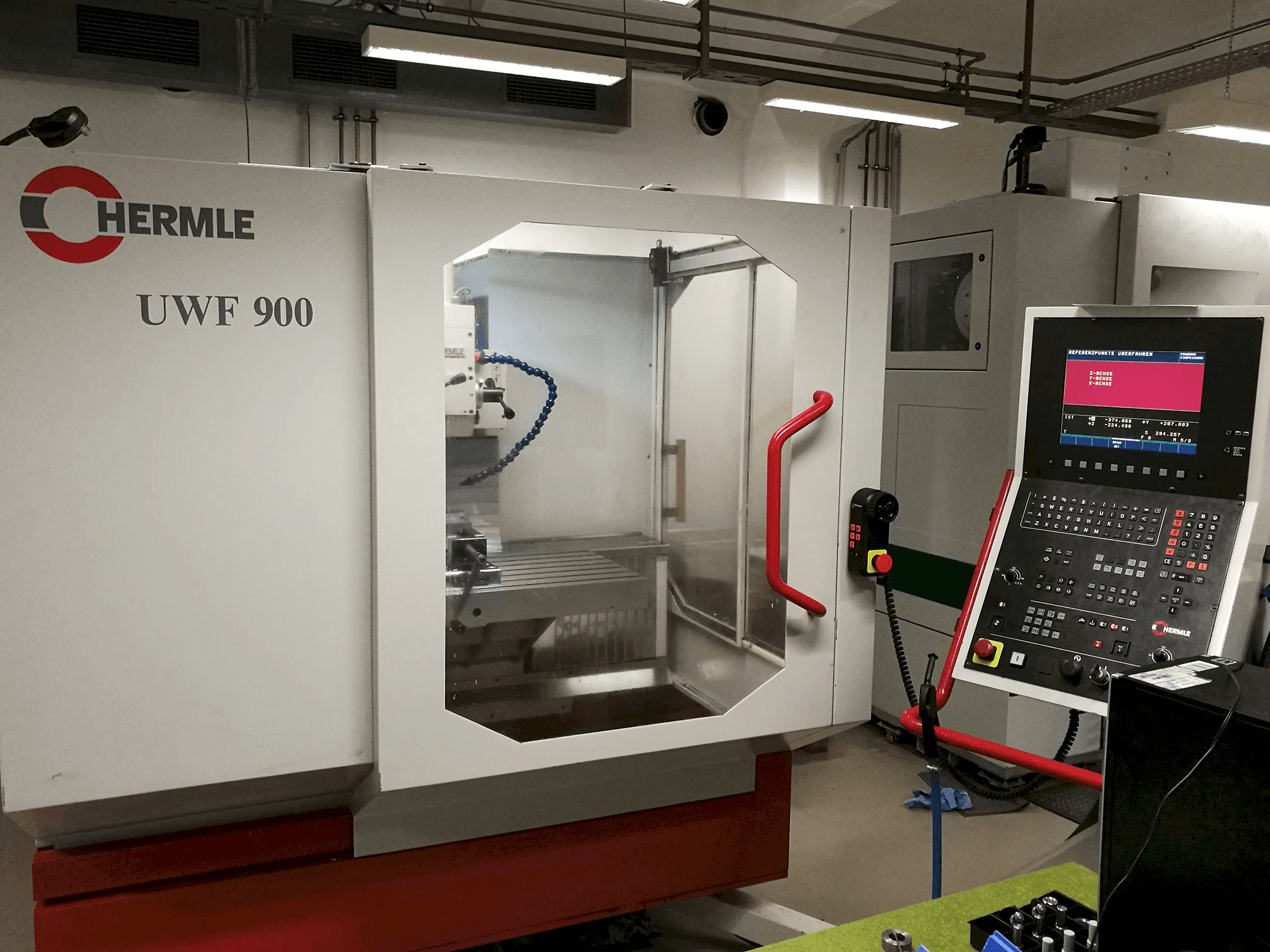 Links zicht van HERMLE UWF 900 machine
