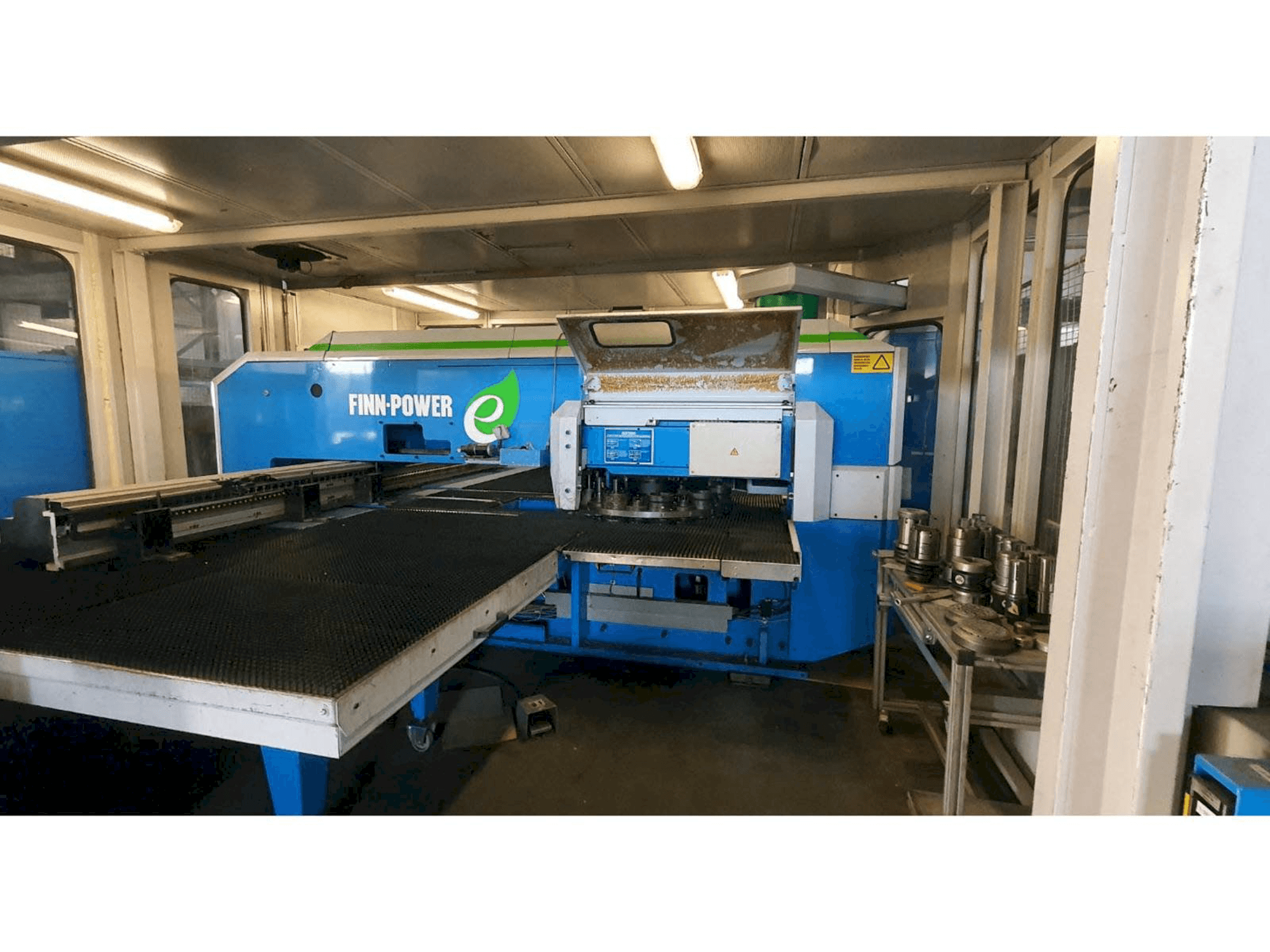 Vooraanzicht van Finn-Power E5 SBV machine