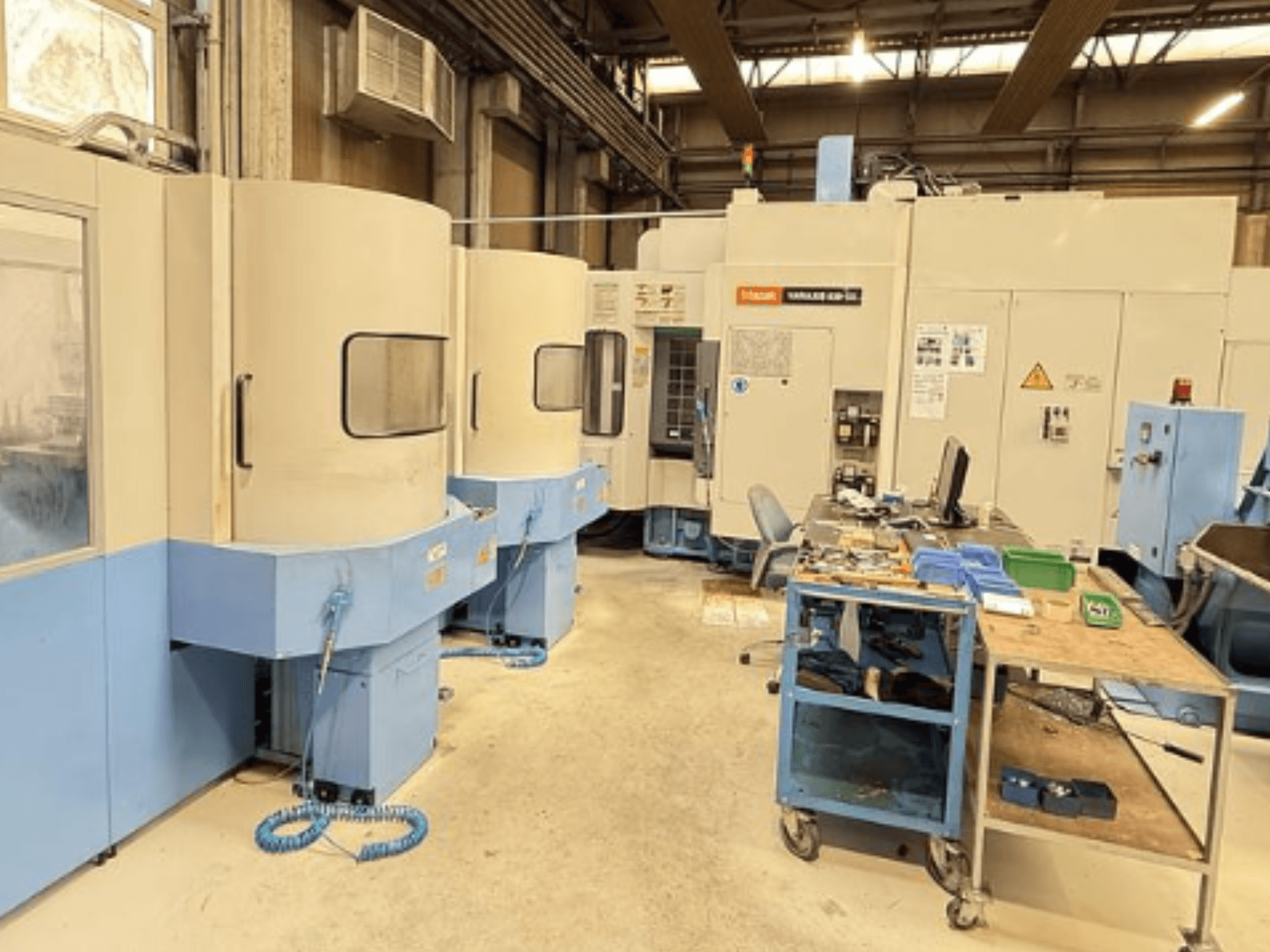 Mazak Variaxis 630-5X verticaal bewerkingscentrum in een werkplaats, vooraanzicht met bedieningspaneel en gereedschapopslag.