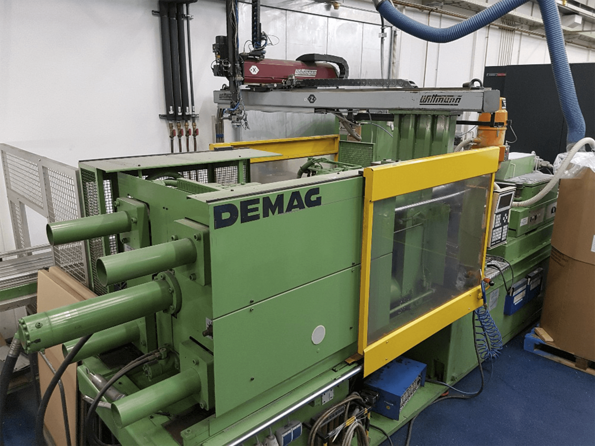 Links zicht van DEMAG D200-730 NCIII machine