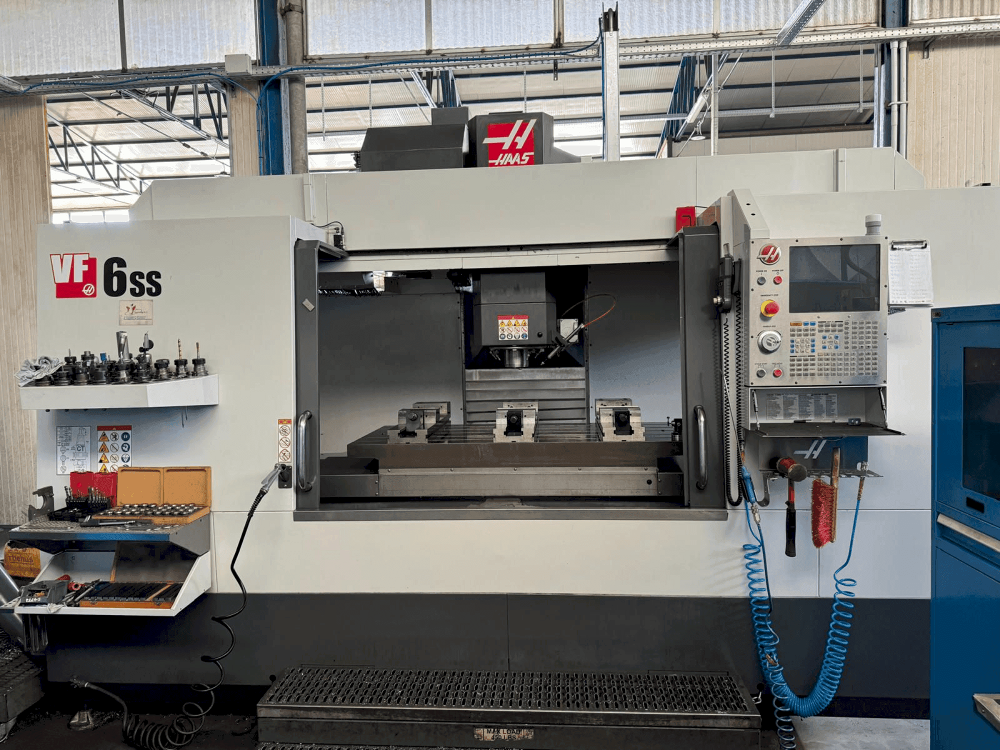 Vooraanzicht van HAAS VF-6SS machine