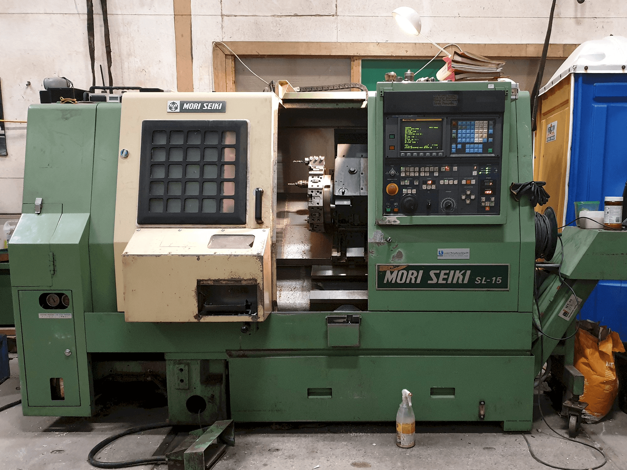 Vooraanzicht van MORI SEIKI SL-15 machine