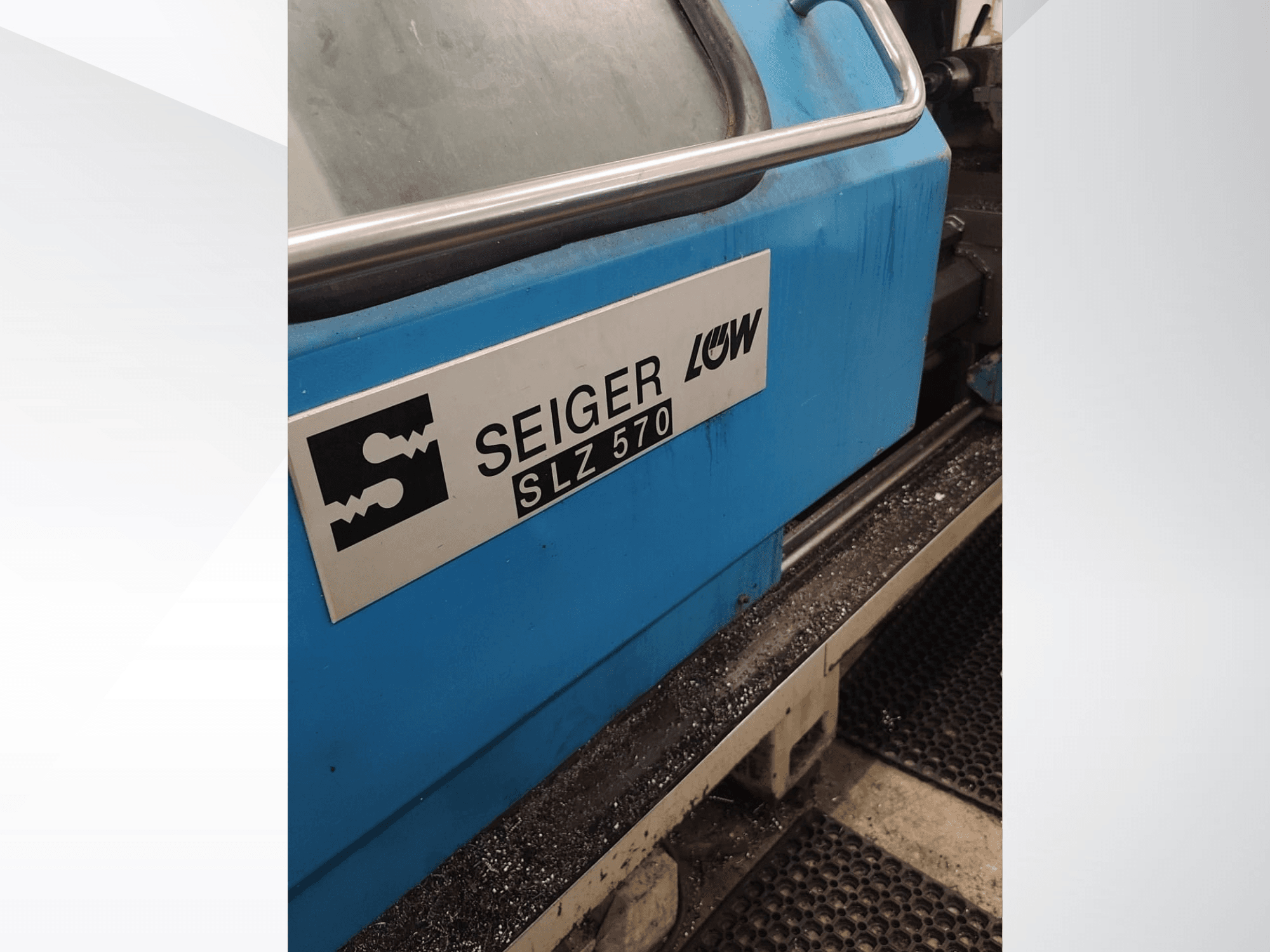 Close-up zijaanzicht van de SEIGER SLZ570-draaimachine met blauwe behuizing en logo, waarop de bedieningselementen te zien zijn.