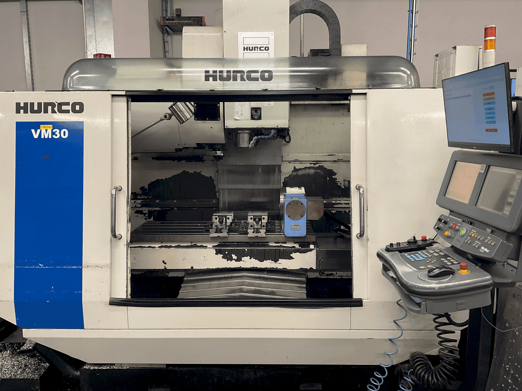 Vooraanzicht van Hurco VM 30 machine
