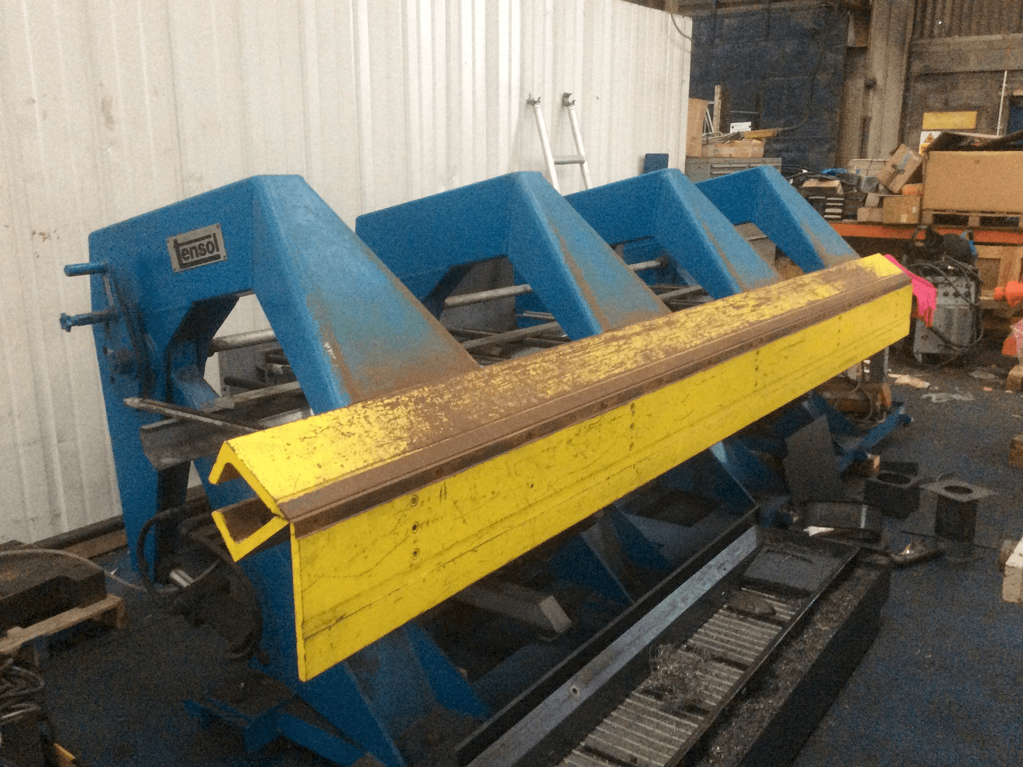 Vooraanzicht van Tensol P200-4 machine