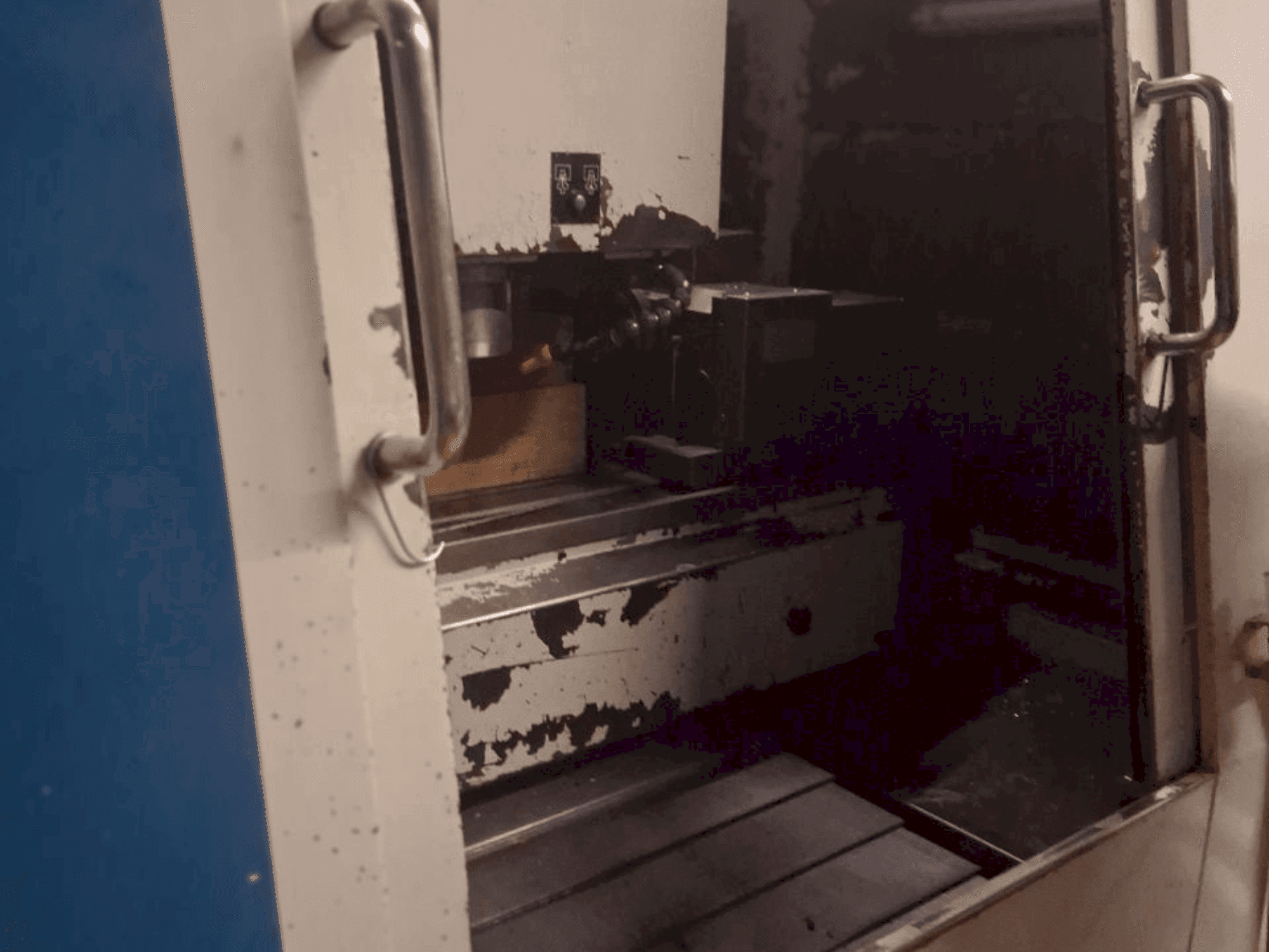 Vooraanzicht van Hurco BMC 30HT/M machine