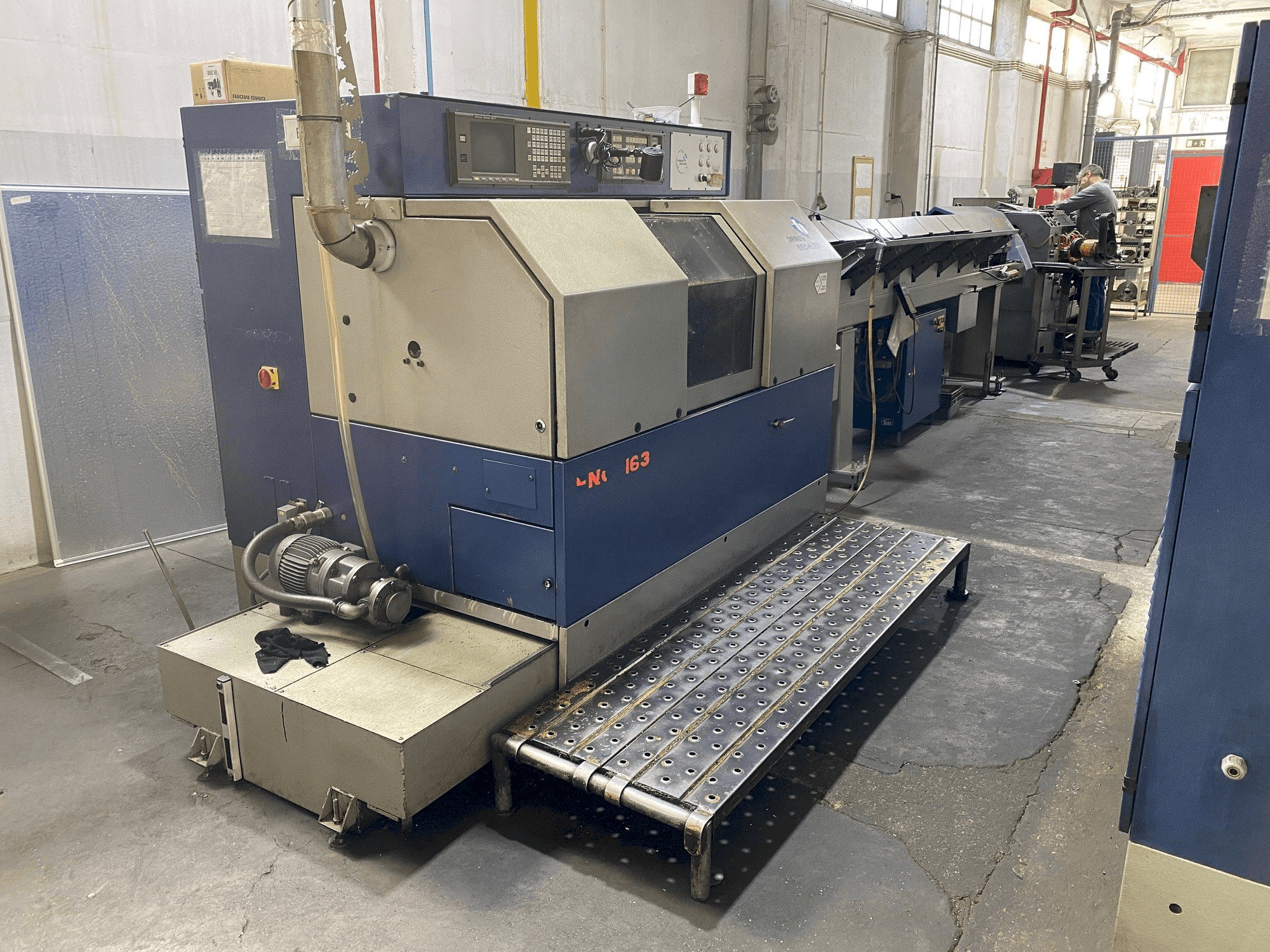 Linkerzijdeaanzicht van Tornos-Bechler ENC 163 machine