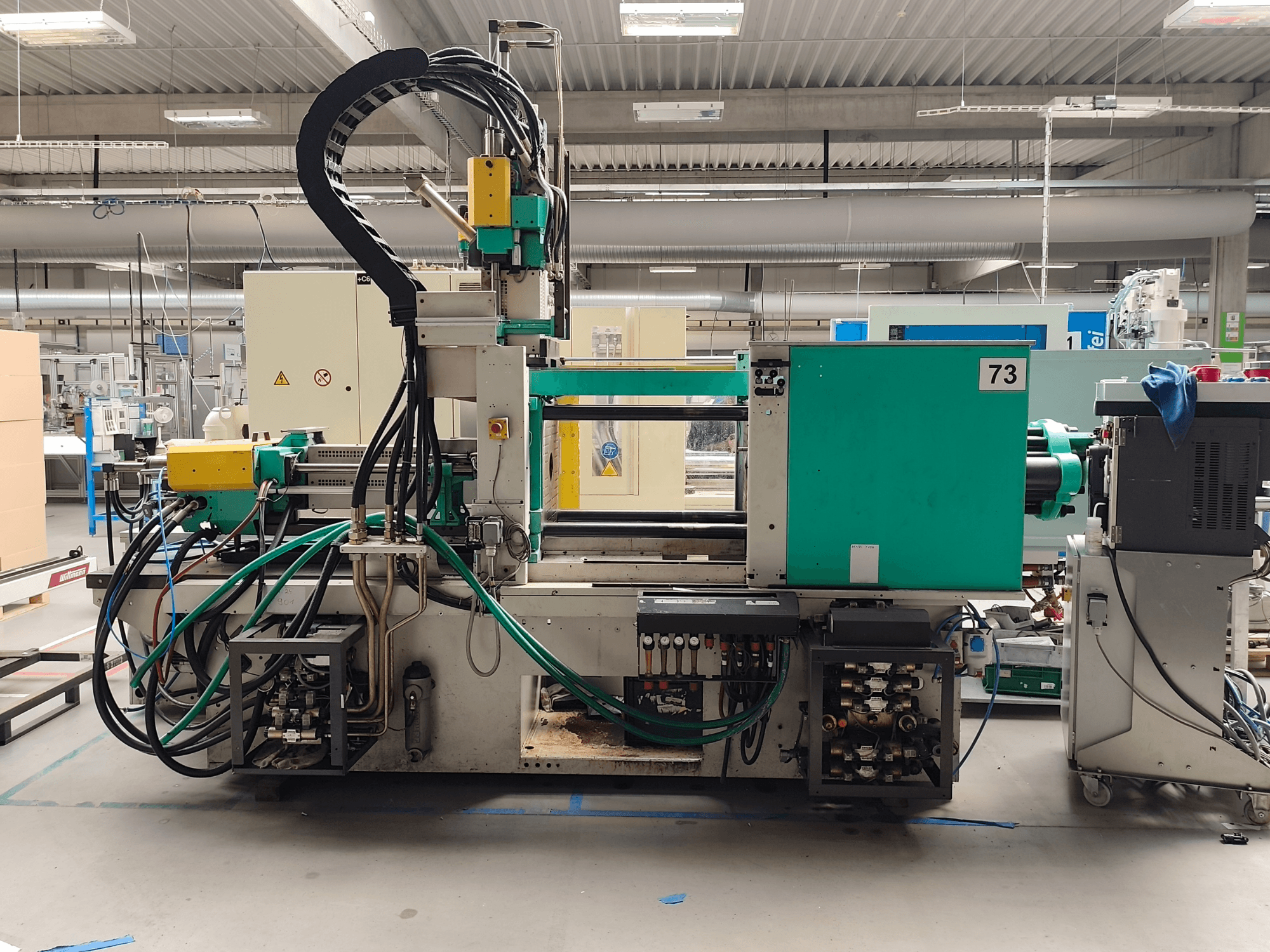 Hydraulische spuitgietmachine, Arburg 420 C 1000-150/60, zijaanzicht, met zichtbare hydraulische aansluitingen en bedieningselementen.
