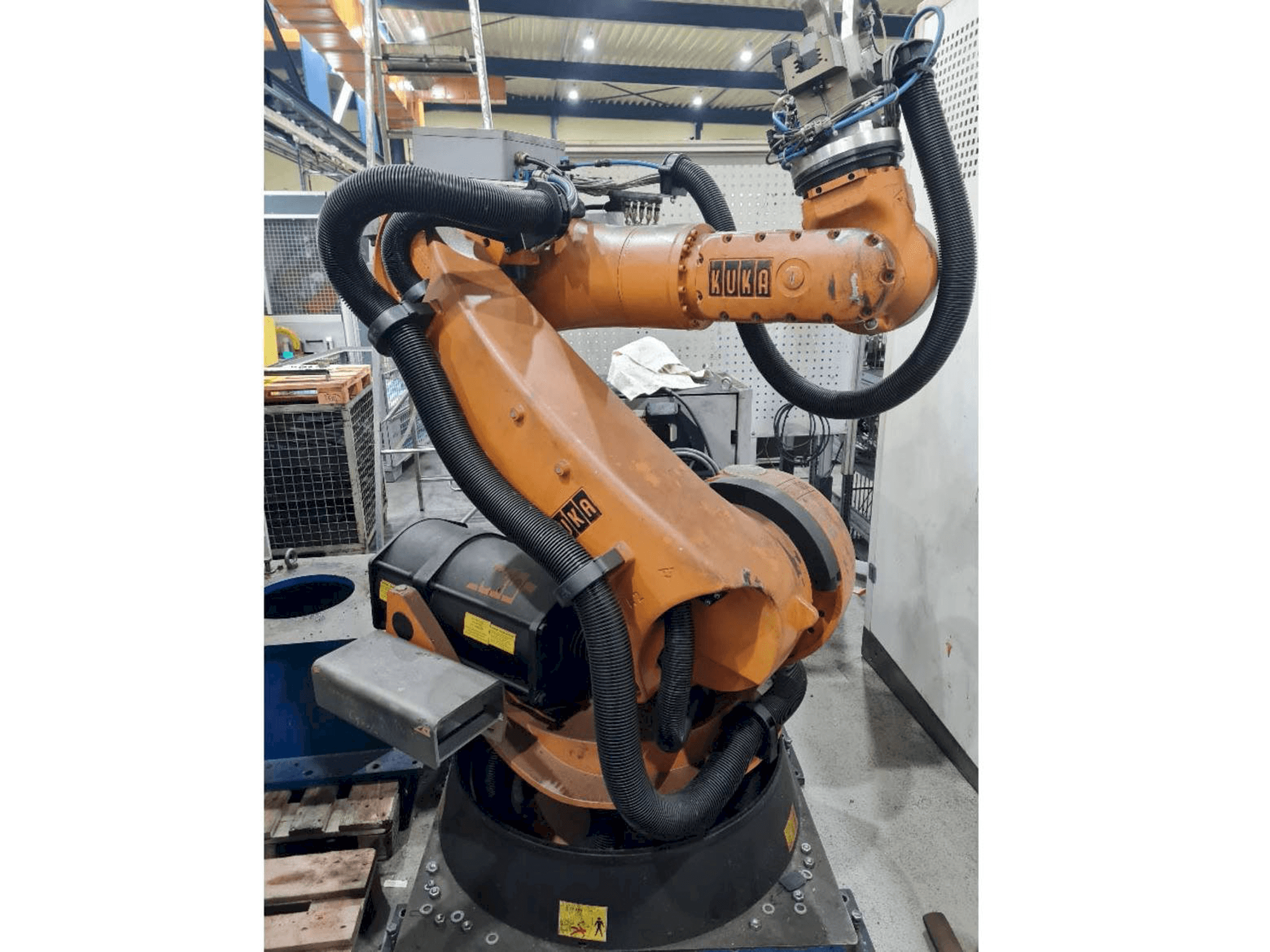 Vooraanzicht van KUKA KR C2 KR100 comp machine