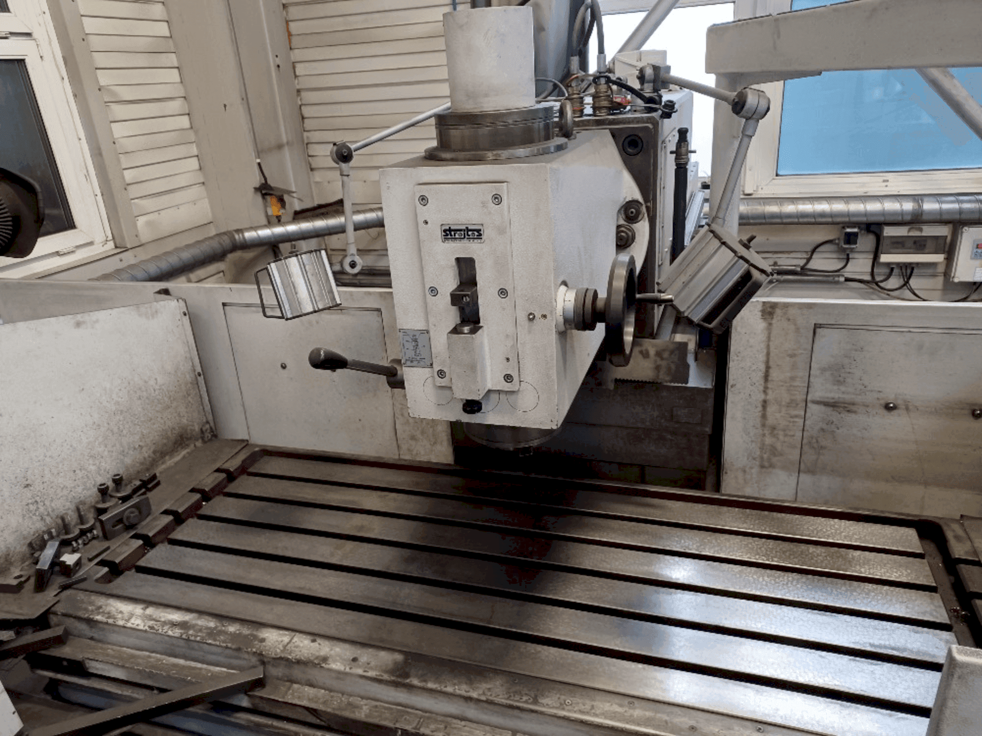 Werkruimte van Strojtos FGS 63 NCP machine