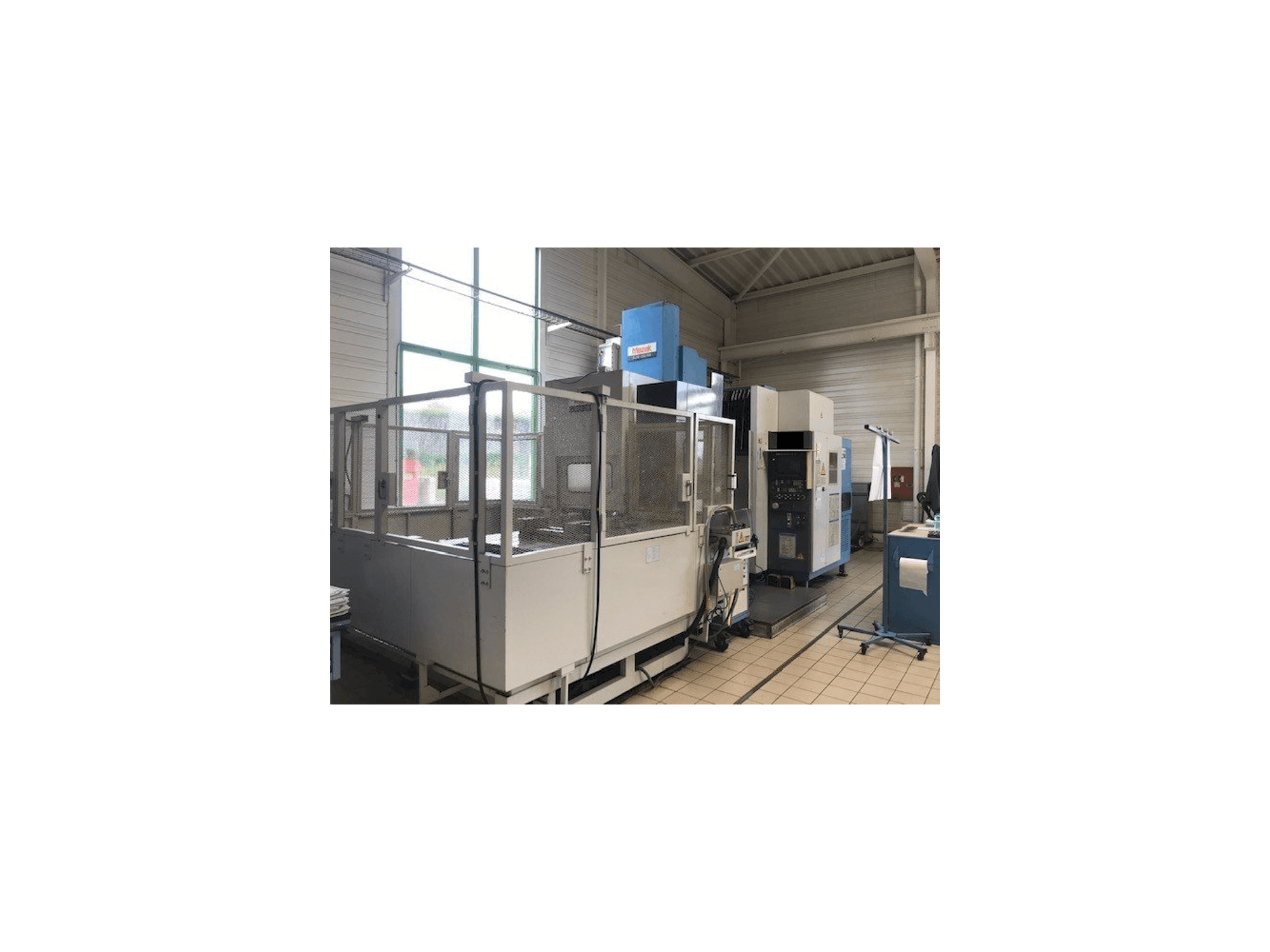 Vooraanzicht van Mazak AJV 65 machine