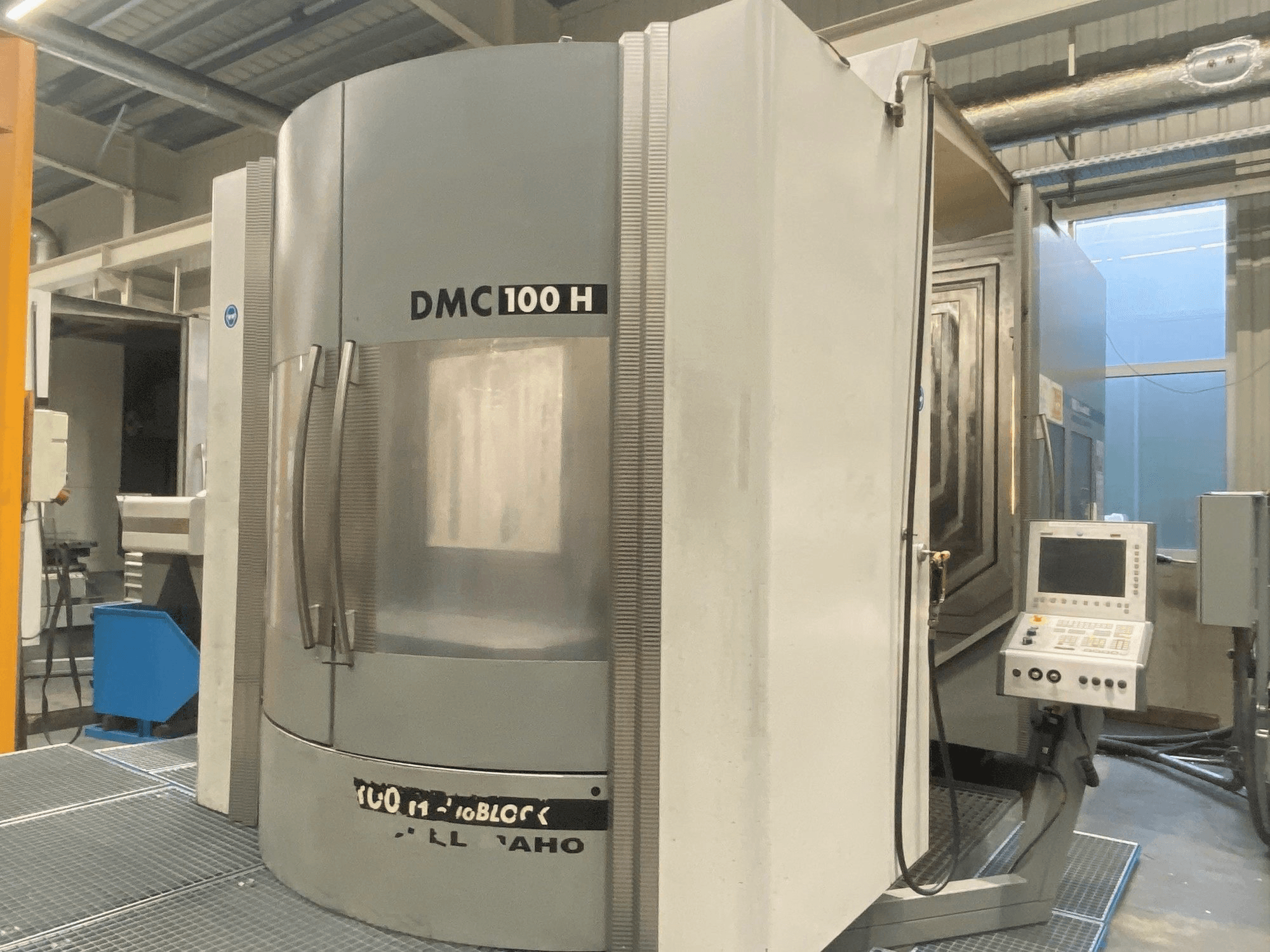 Vooraanzicht van DECKEL MAHO DMC 100H duoBLOCK machine