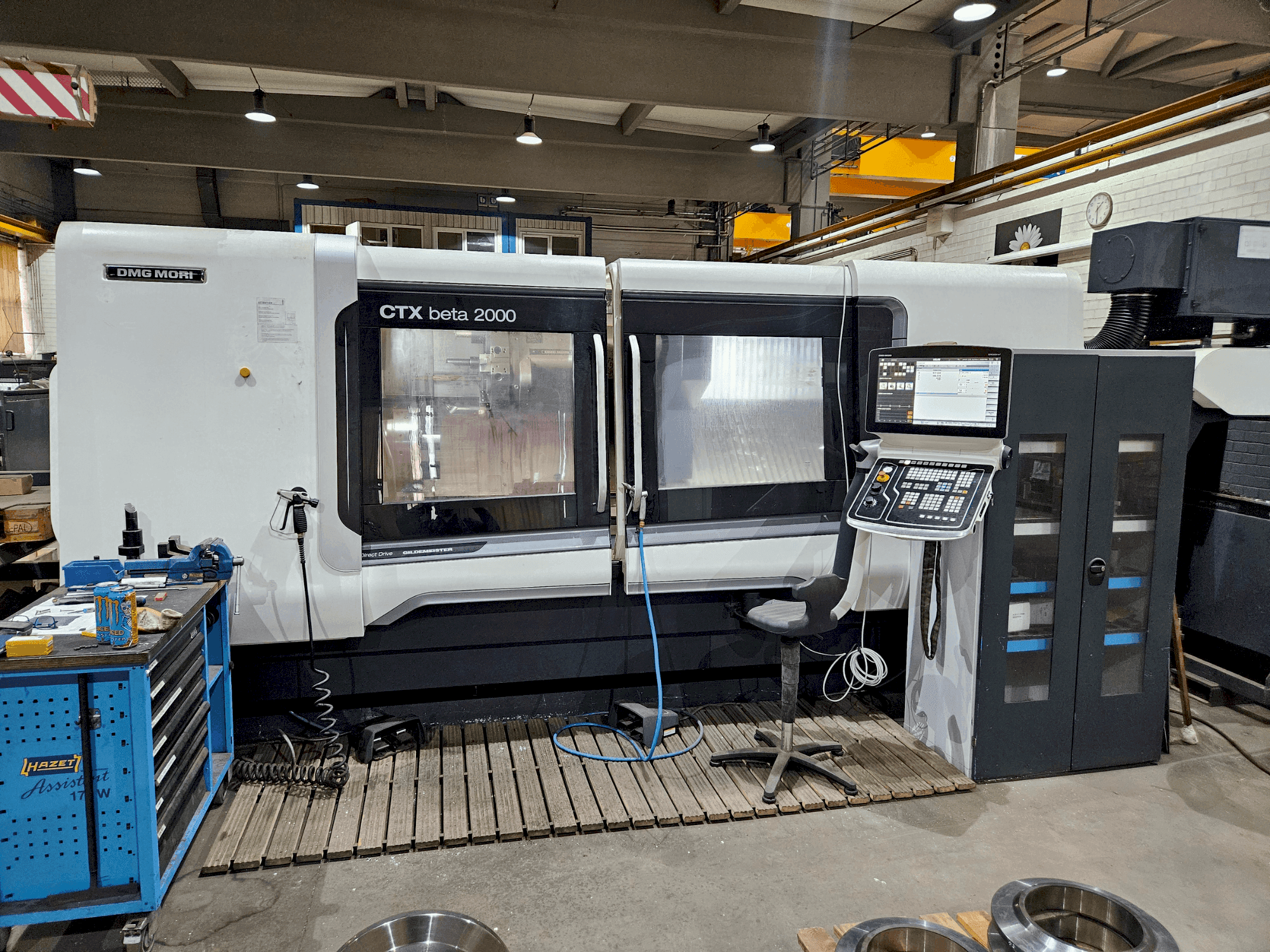 Vooraanzicht van DMG MORI CTX beta 2000 machine