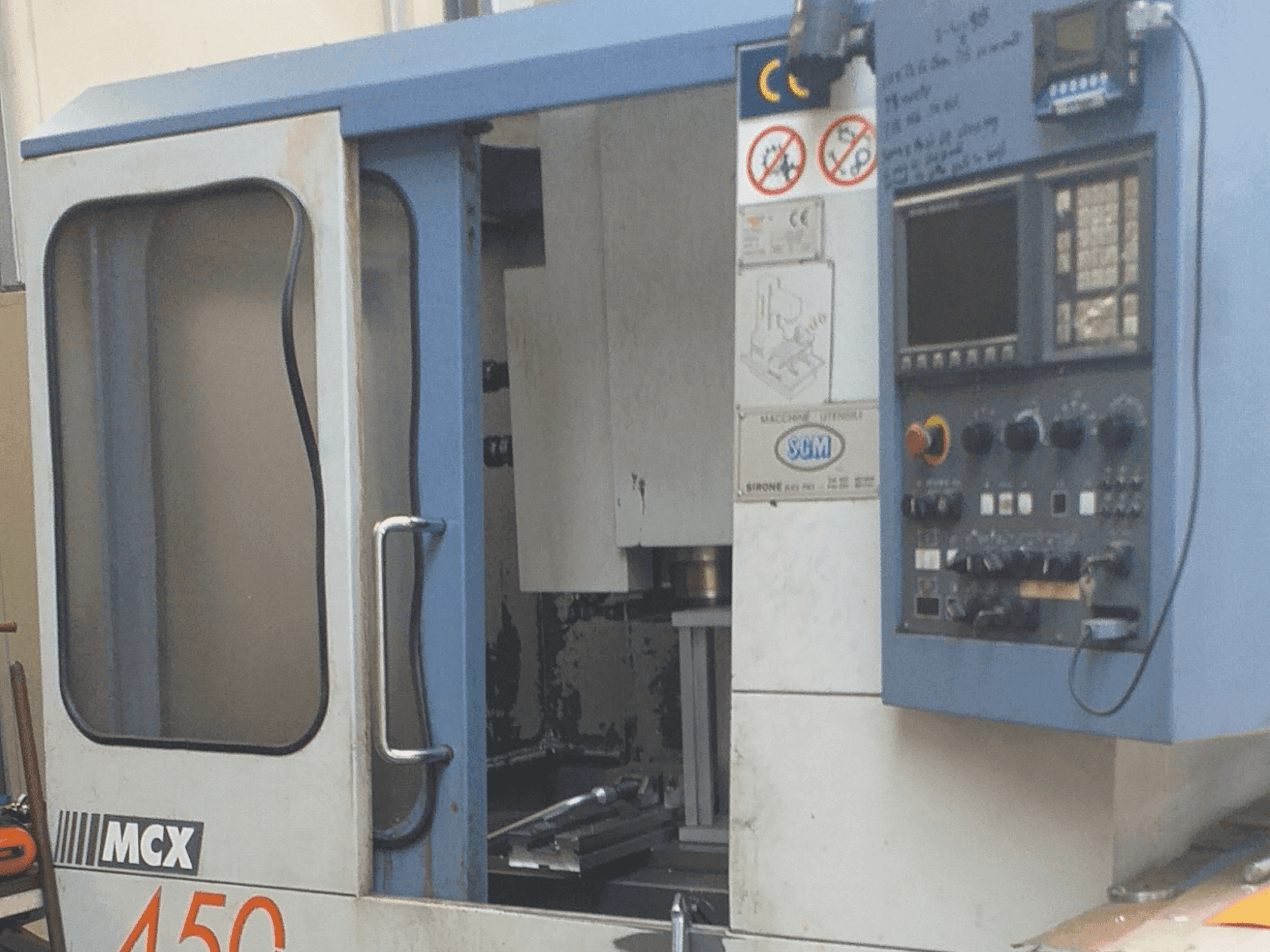 Vooraanzicht van FAMUP MCX 450 machine