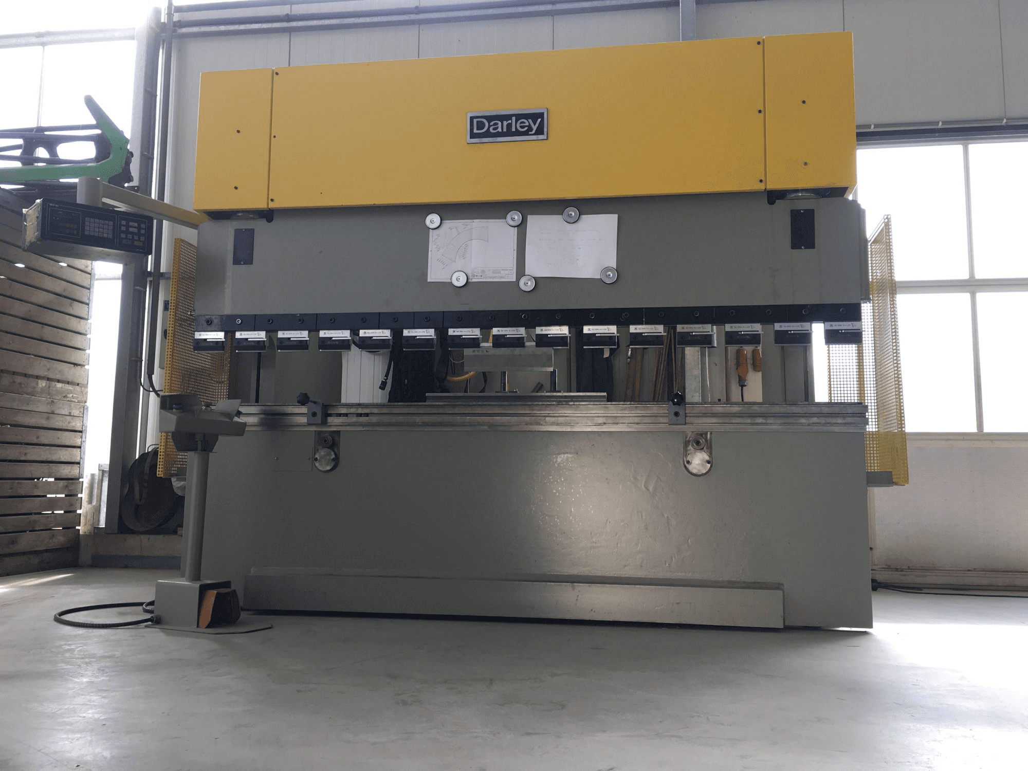 Vooraanzicht van Darley EHP 150 31/25 machine