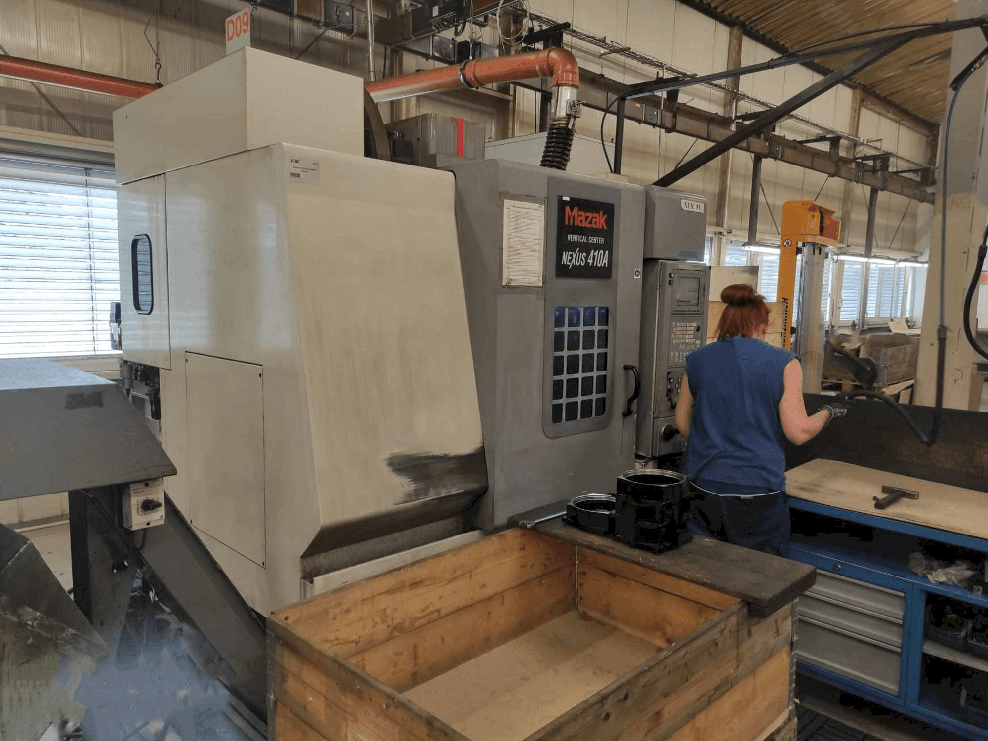 Vooraanzicht van Mazak VCN-410A machine