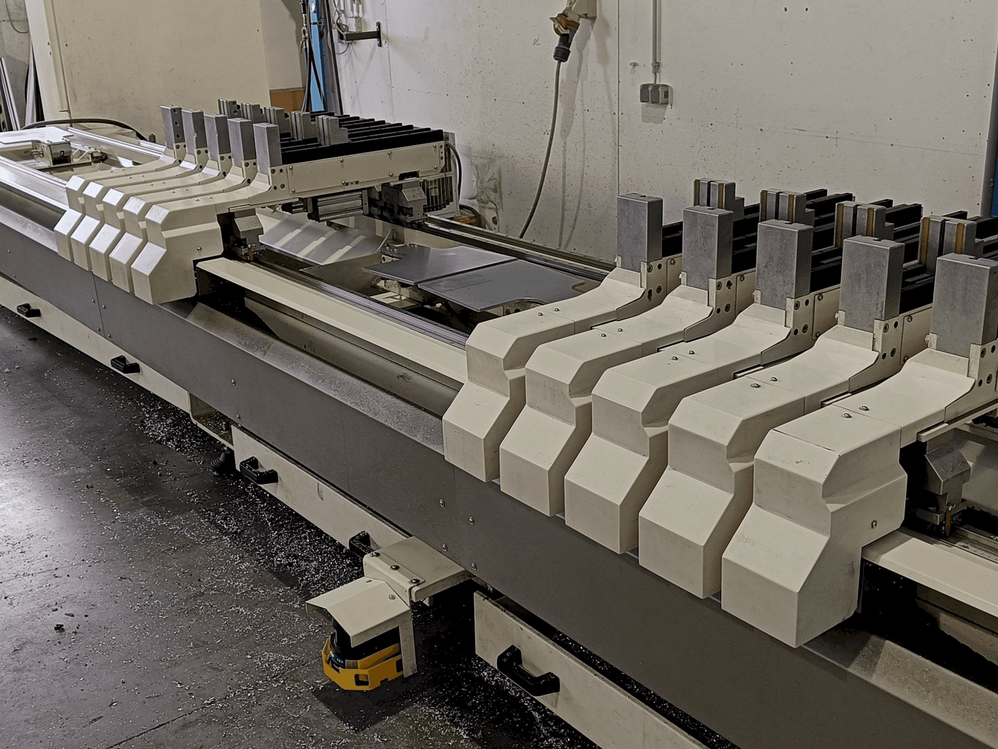 Vooraanzicht van MECAL MC 304 Ariel 5 MDT machine