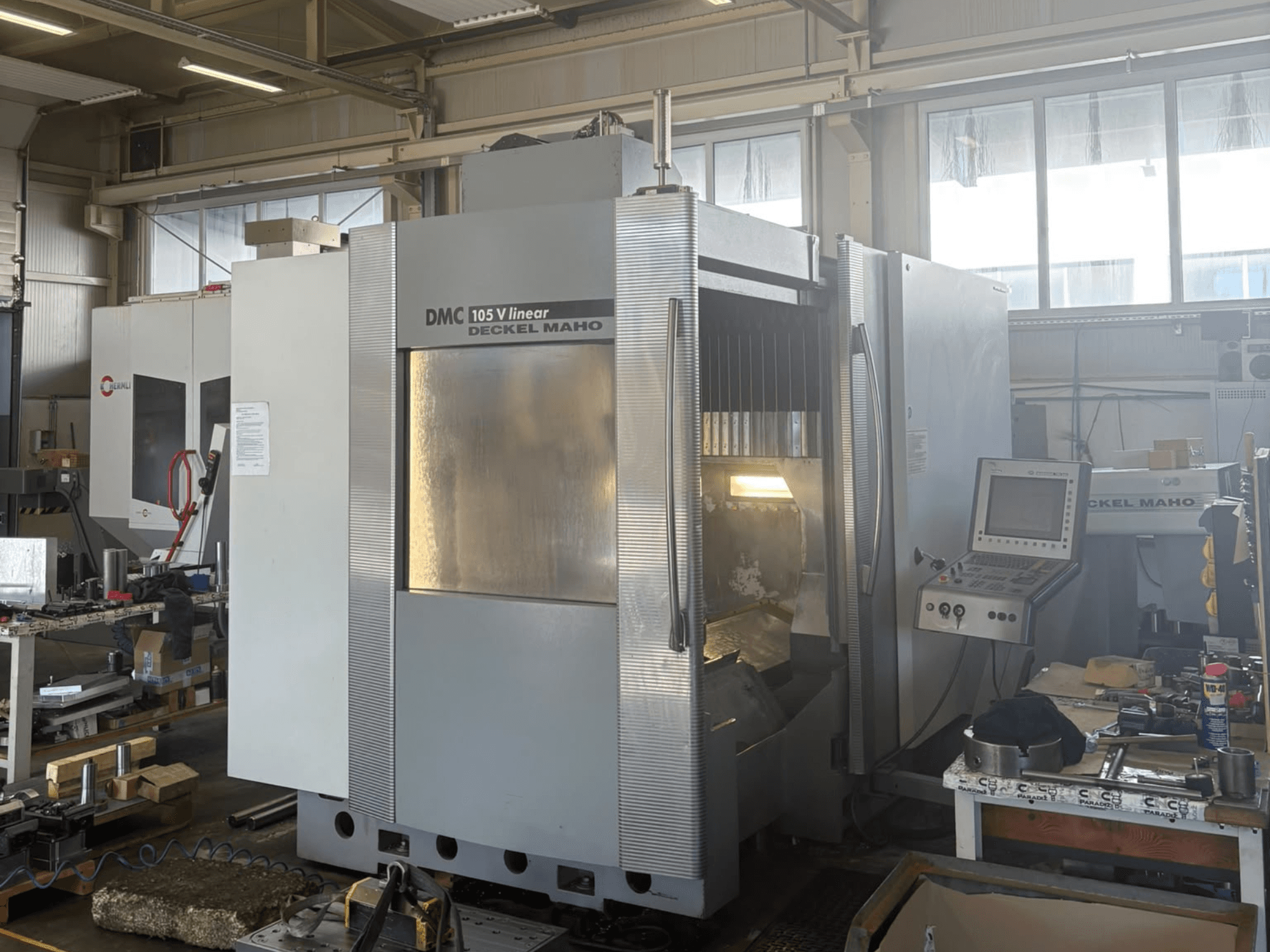 DMG DECKEL MAHO DMU 105 V: lineair verticaal bewerkingscentrum, vooraanzicht met bedieningspaneel en werkgebied.