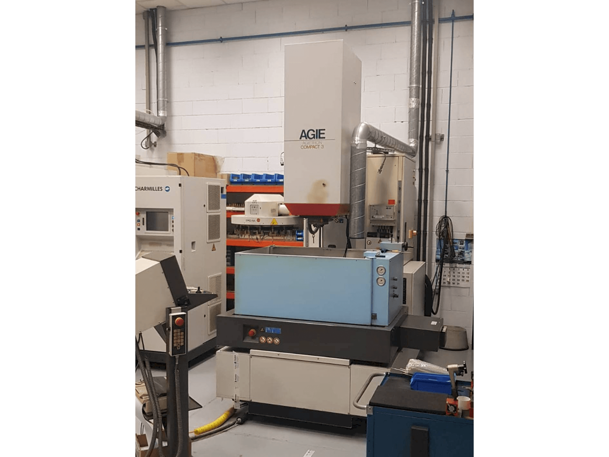 Vooraanzicht van AGIE Agietron Compact 3 machine
