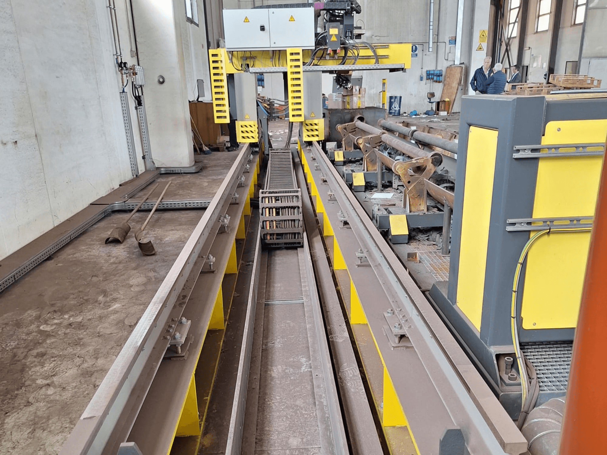 ESAB SUPRAREX 3100 SXE HD 1000 buizensnijmachine gezien vanaf de voorkant, met de rupsbanden, snijkop en gele veiligheidskenmerken.