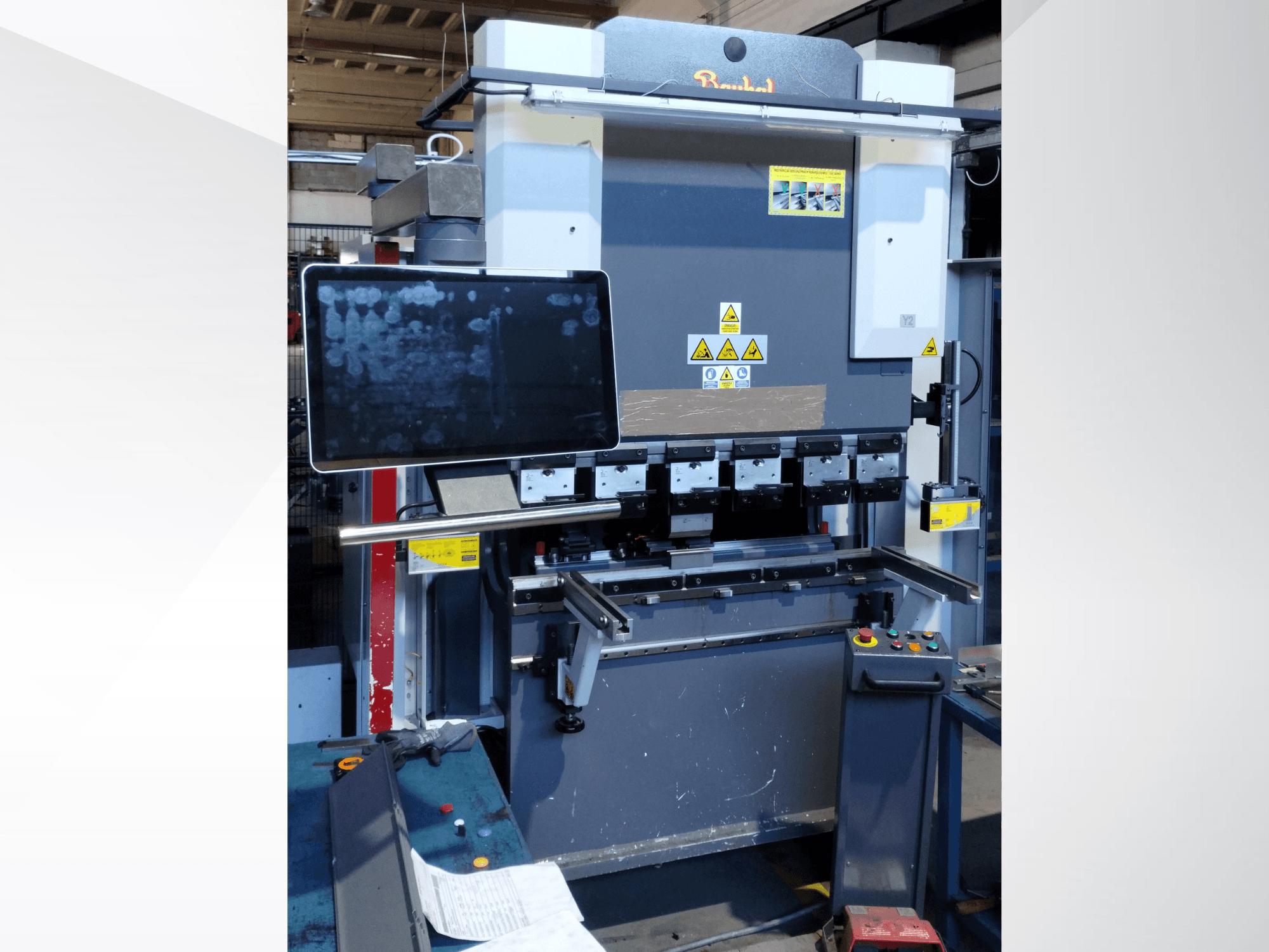 Baykal APHS 125040 kantpers, vooraanzicht, met het bedieningspaneel, het beeldscherm en de functionele onderdelen.