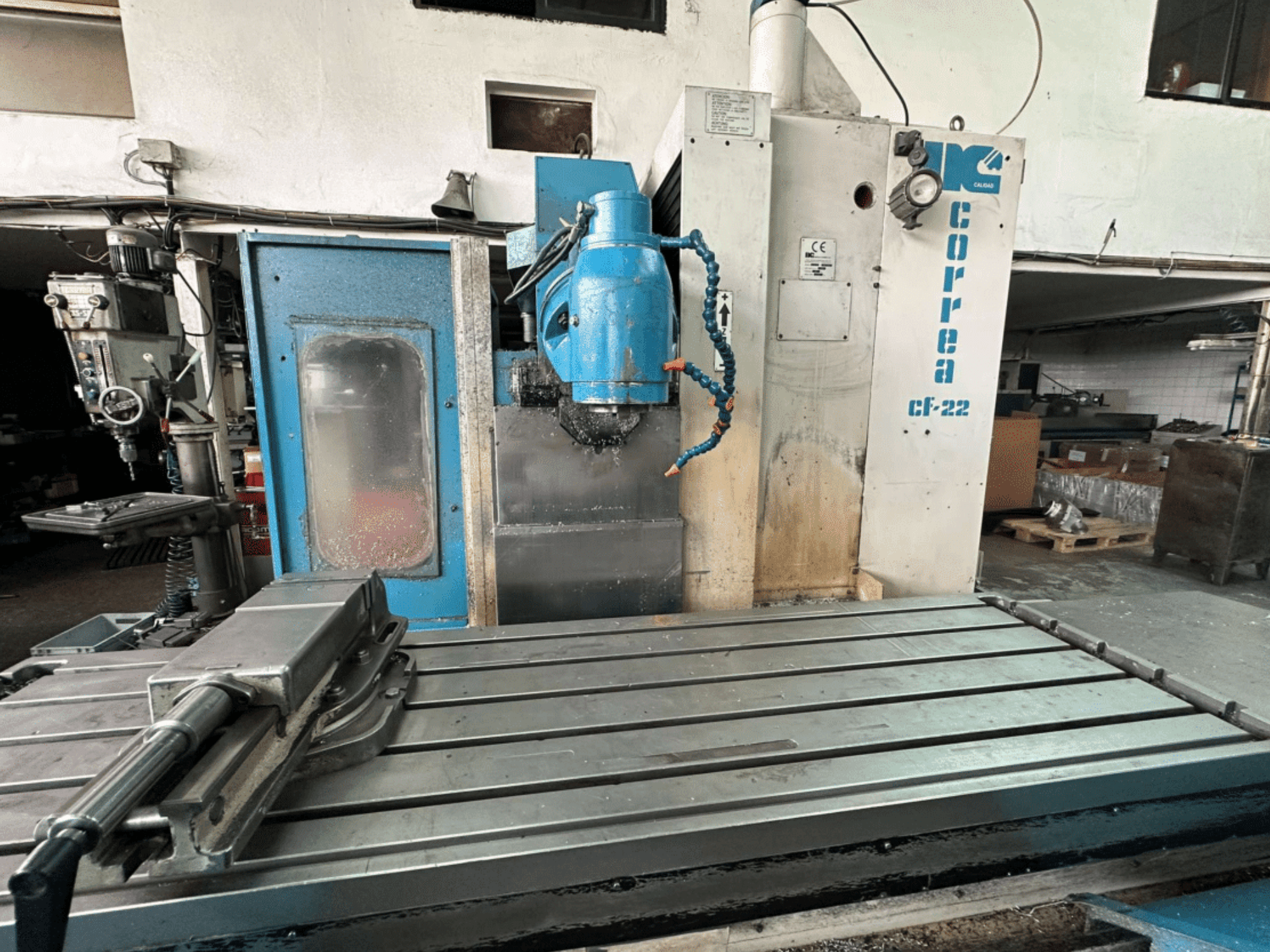 Correa CF-22 freesmachine getoond vanaf een vooraanzicht, met een blauw en zilver design, met een schuiftafel en snijkop.