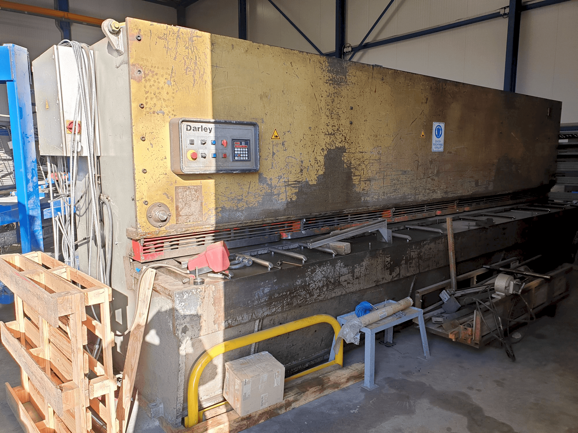 Links zicht van Darley VS 6100X8 machine