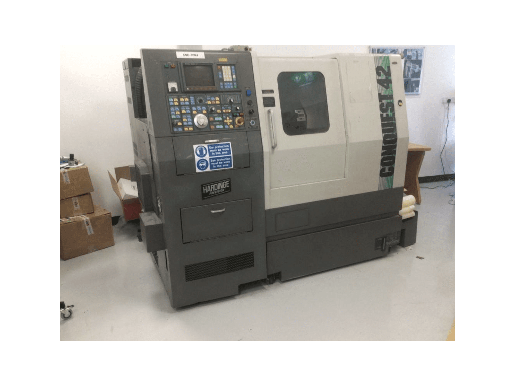 Vooraanzicht van Hardinge Conquest 42 machine