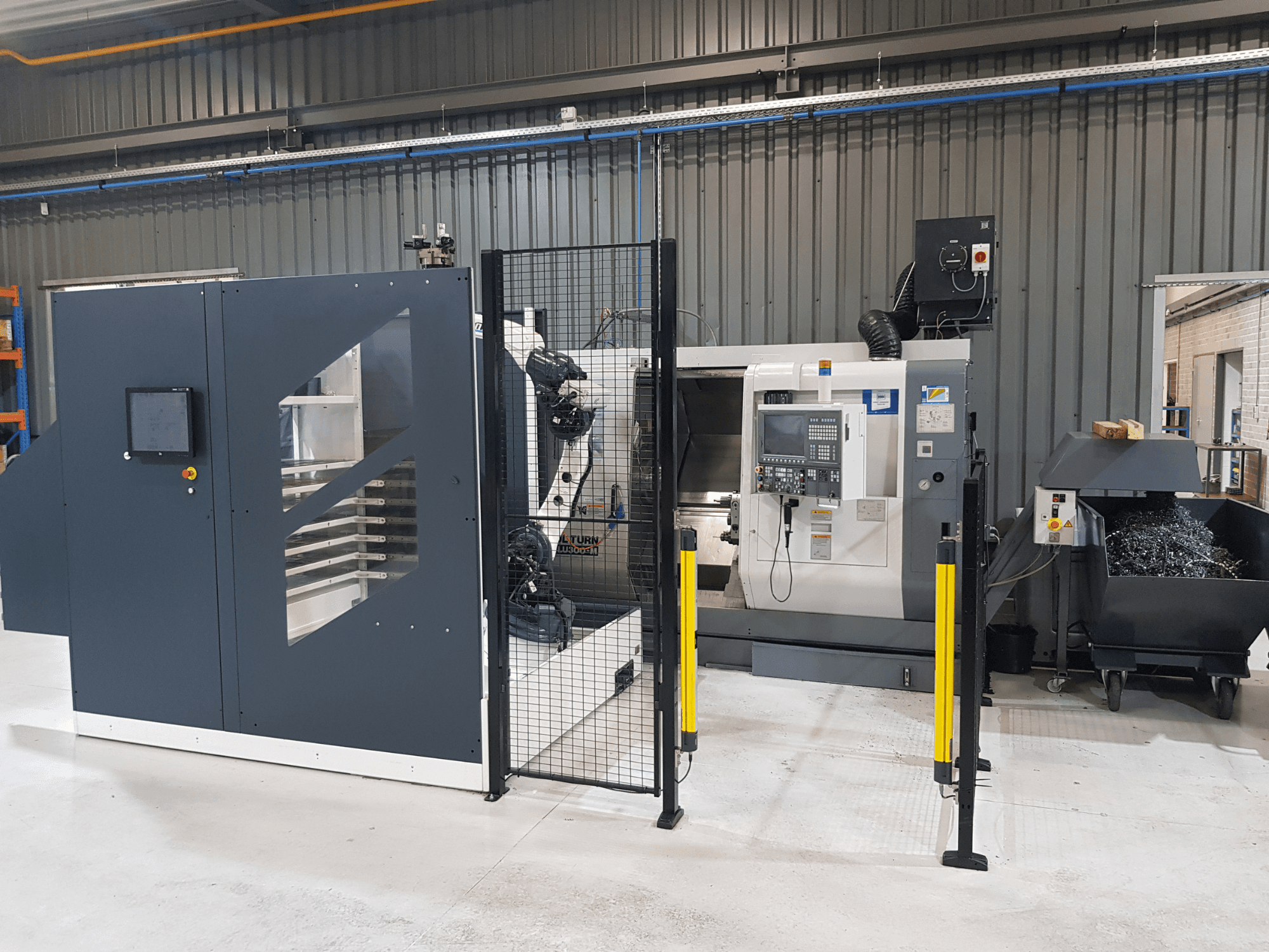 ALTURN automatische draaibank en CNC machine getoond in een fabrieksopstelling; vooraanzicht met bedieningspaneel en veiligheidshekwerk zichtbaar.