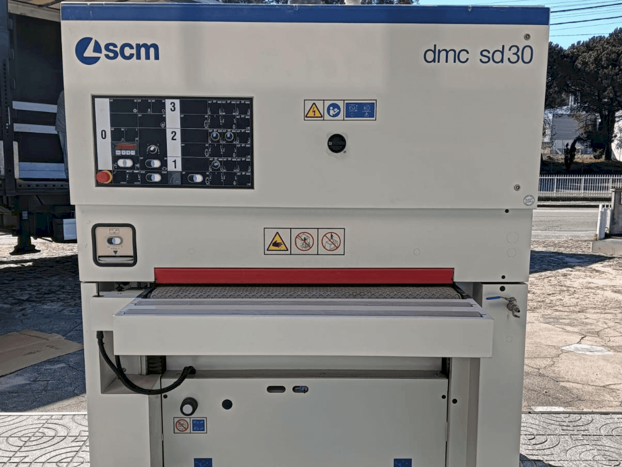 Vooraanzicht van SMCTL DMC SD 30 RCS 110 machine