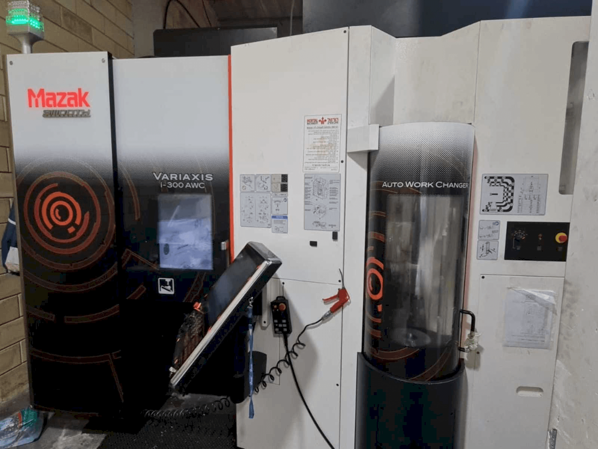 Vooraanzicht van Mazak VARIAXIS I-300 AWC machine