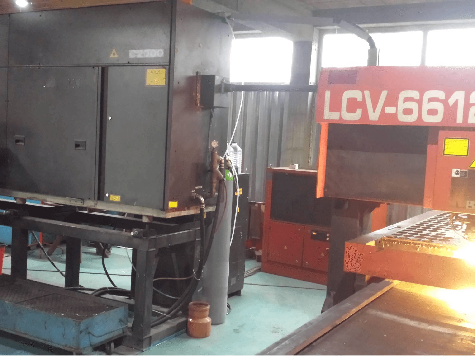 Vooraanzicht van AMADA LCV 6612 II machine