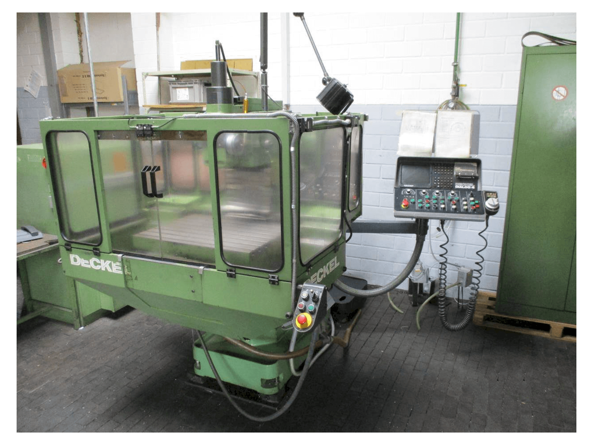 Vooraanzicht van DECKEL FP 3NC machine