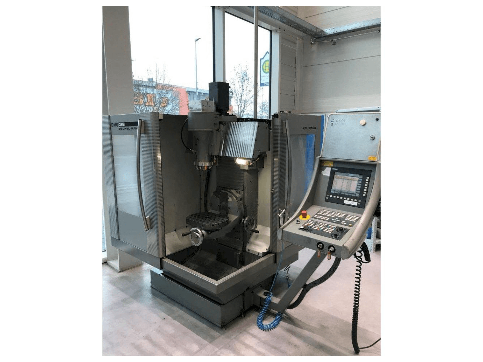 Vooraanzicht van DECKEL MAHO DMU 35 M machine