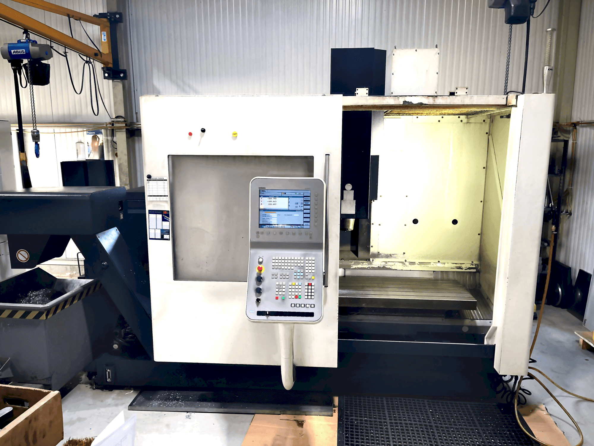 Vooraanzicht van DMG MORI DMC 1035 v eco machine