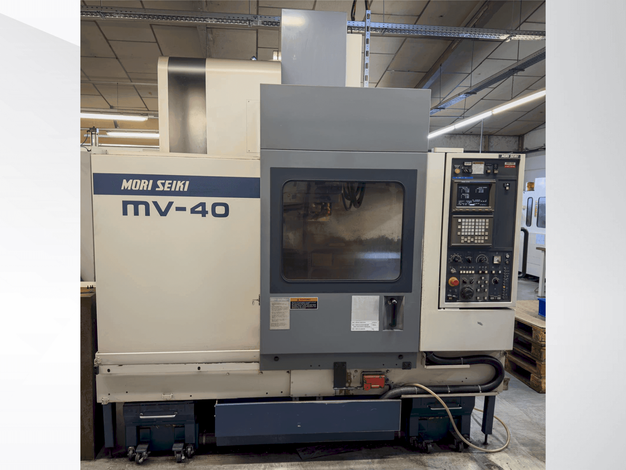 Vooraanzicht van MORI SEIKI MV 40B/40 machine