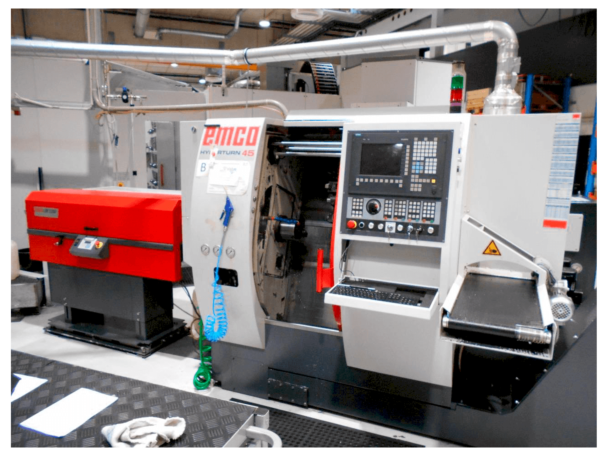 Vooraanzicht van EMCO Hyperturn 45 machine