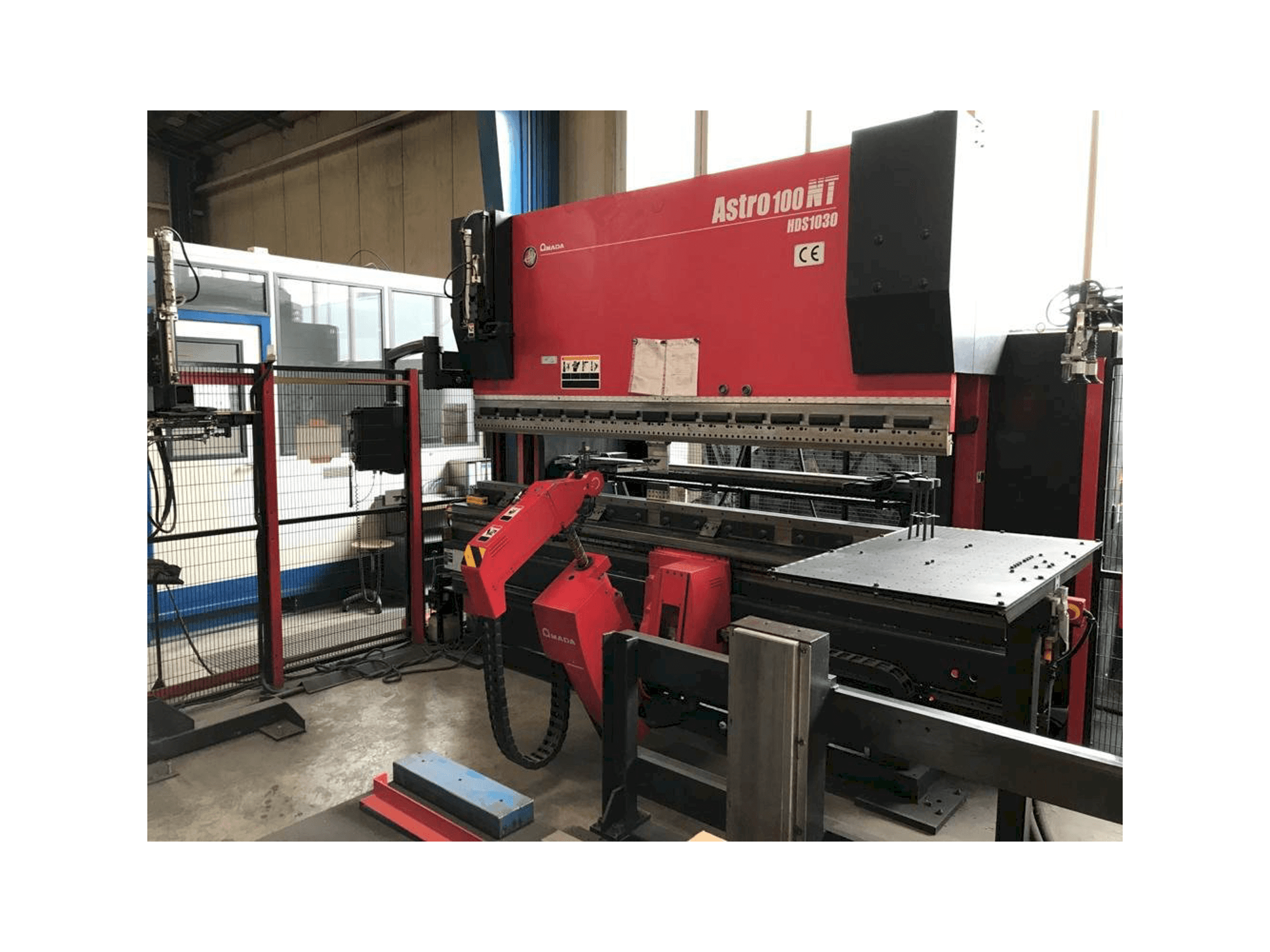 Vooraanzicht van AMADA Astra 100-NT HDS-1030NTR machine
