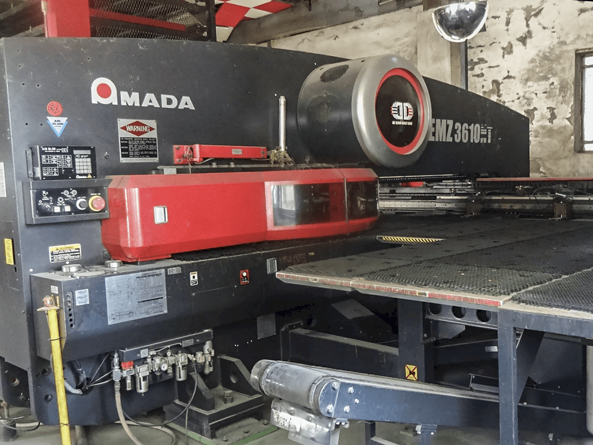 Links zicht van AMADA EMZ3610NT machine