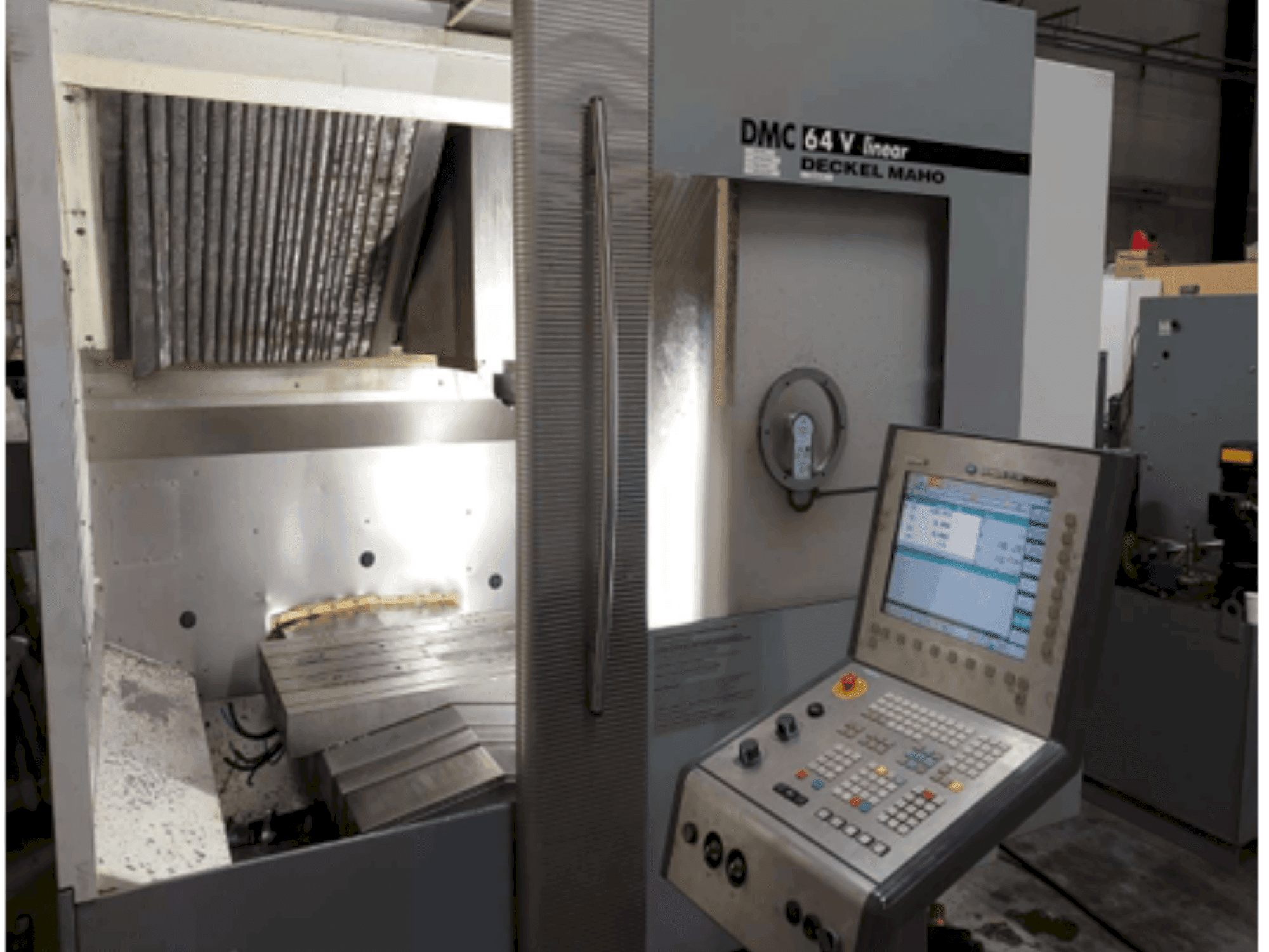 Vooraanzicht van DMG DECKEL MAHO DMC 64V linear machine